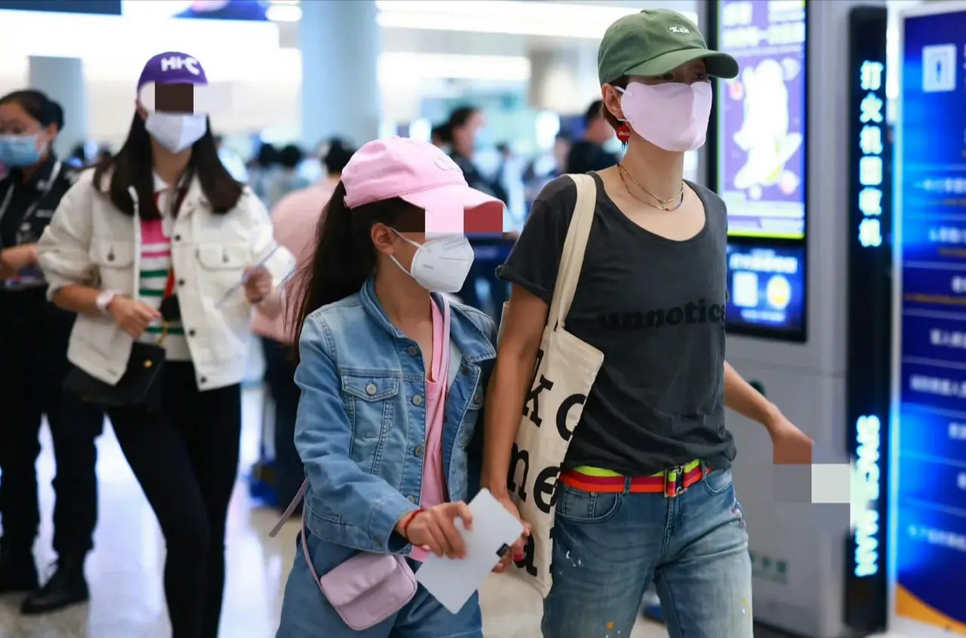 15岁大女儿和8岁小女儿都遗传了马伊琍的好身材和大长腿,大女儿爱马个