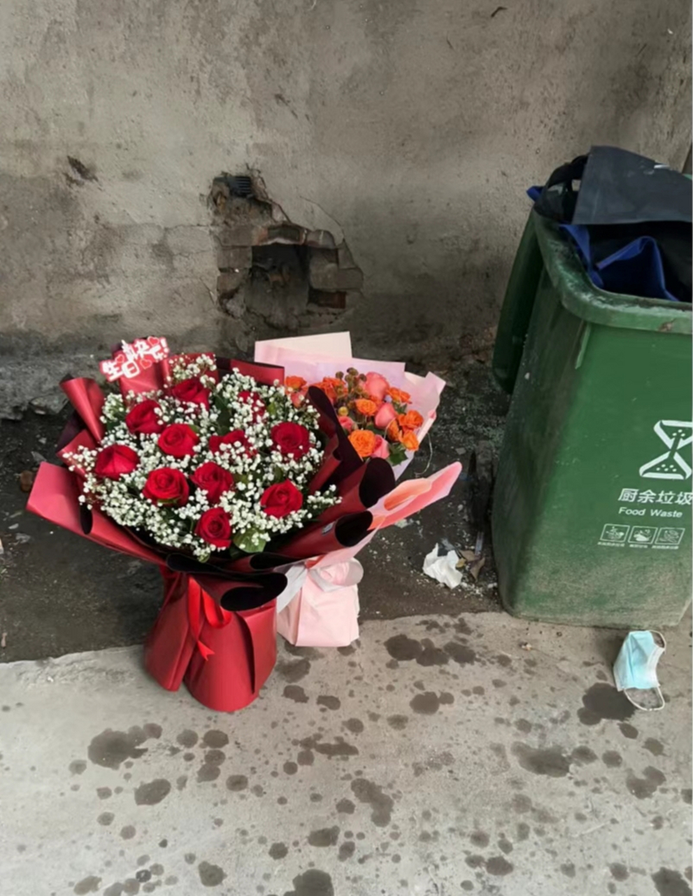 这是谁表白失败了?好好的玫瑰花扔了!