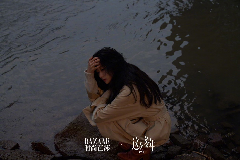 组图：张新成孙千合体拍甜蜜大片置身湖边相拥依偎CP感满分