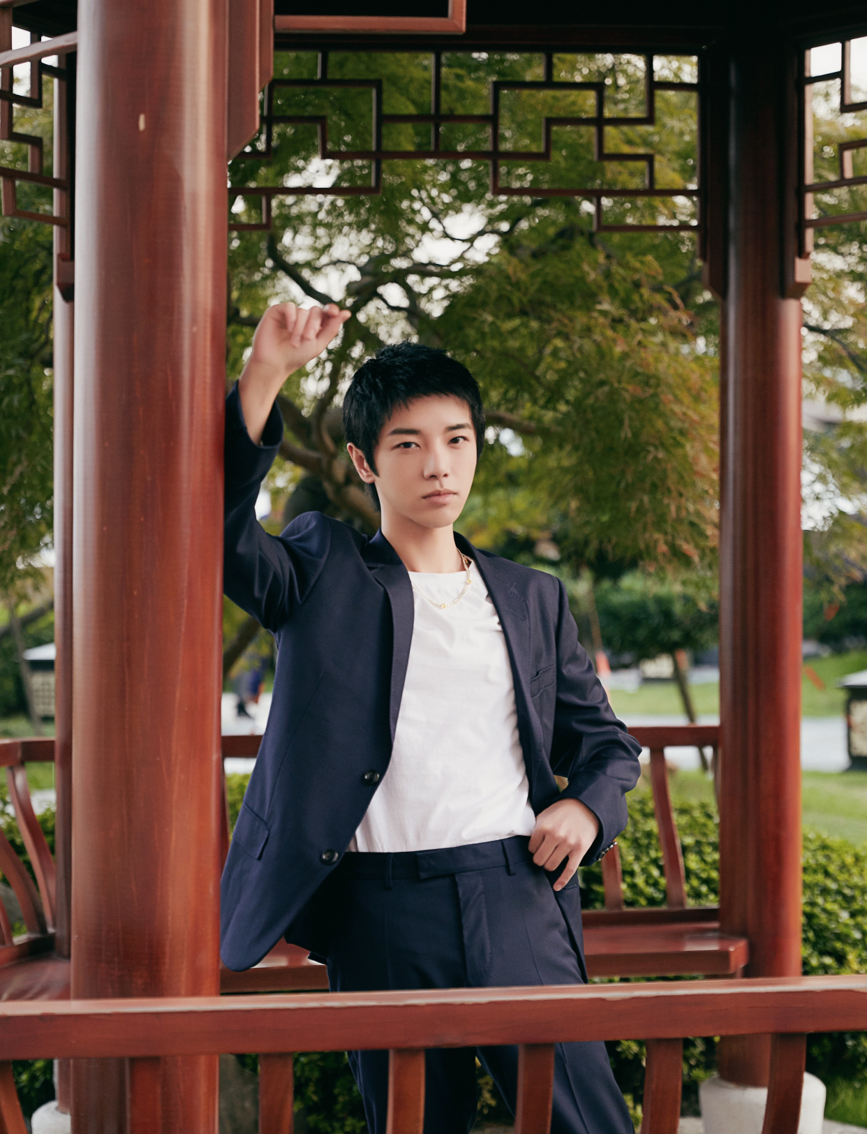 华晨宇品牌直播活动造型,深蓝西装内搭白t,是温柔俊逸的儒雅少年
