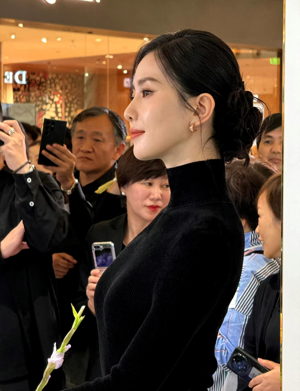 刘诗诗参加活动图,好像优雅的黑天鹅,气质好好,这侧颜好优越啊!