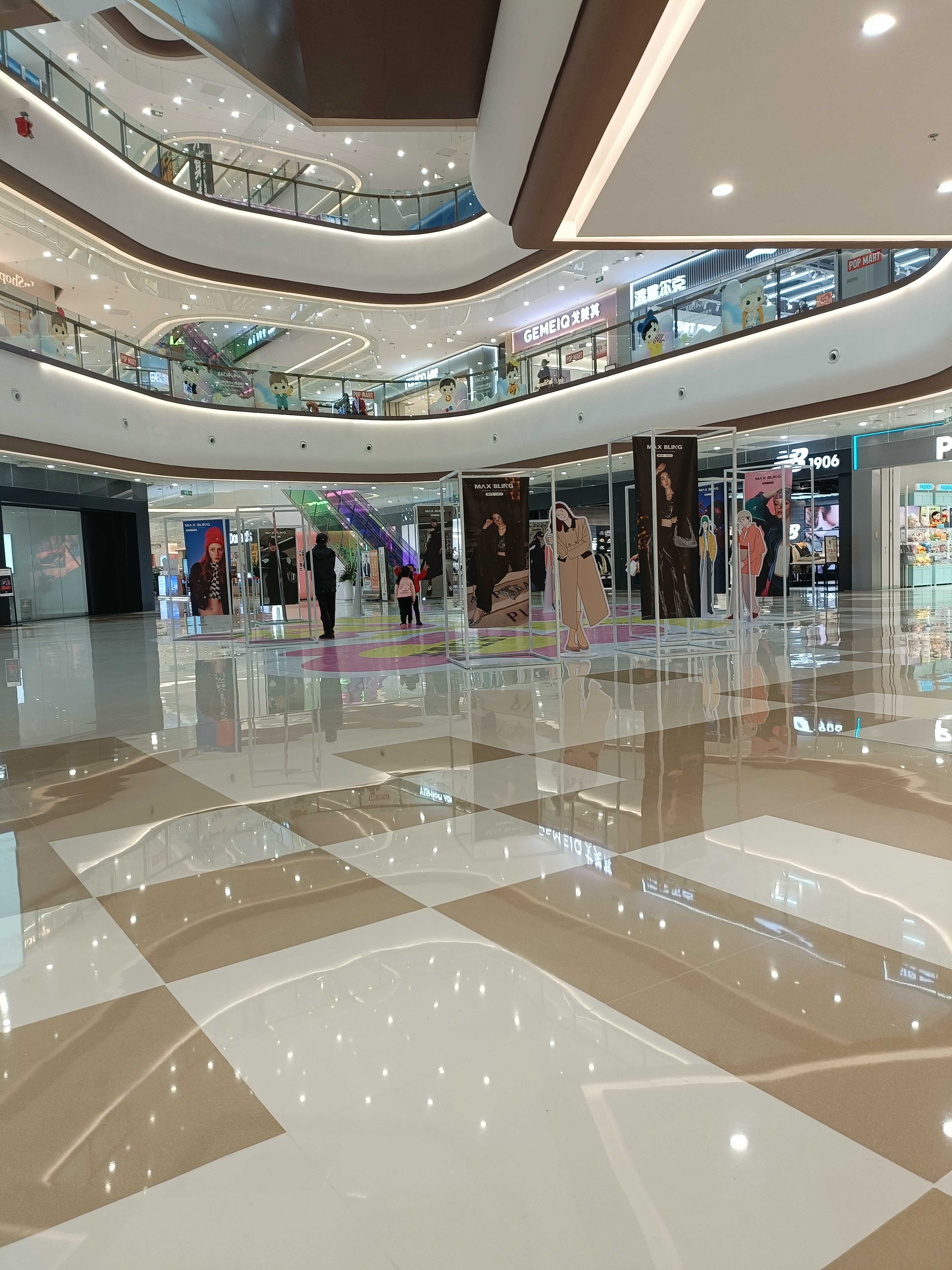 最近看到身边同事不那么喜欢购物了,原先那快递都是四五箱,六七箱的取