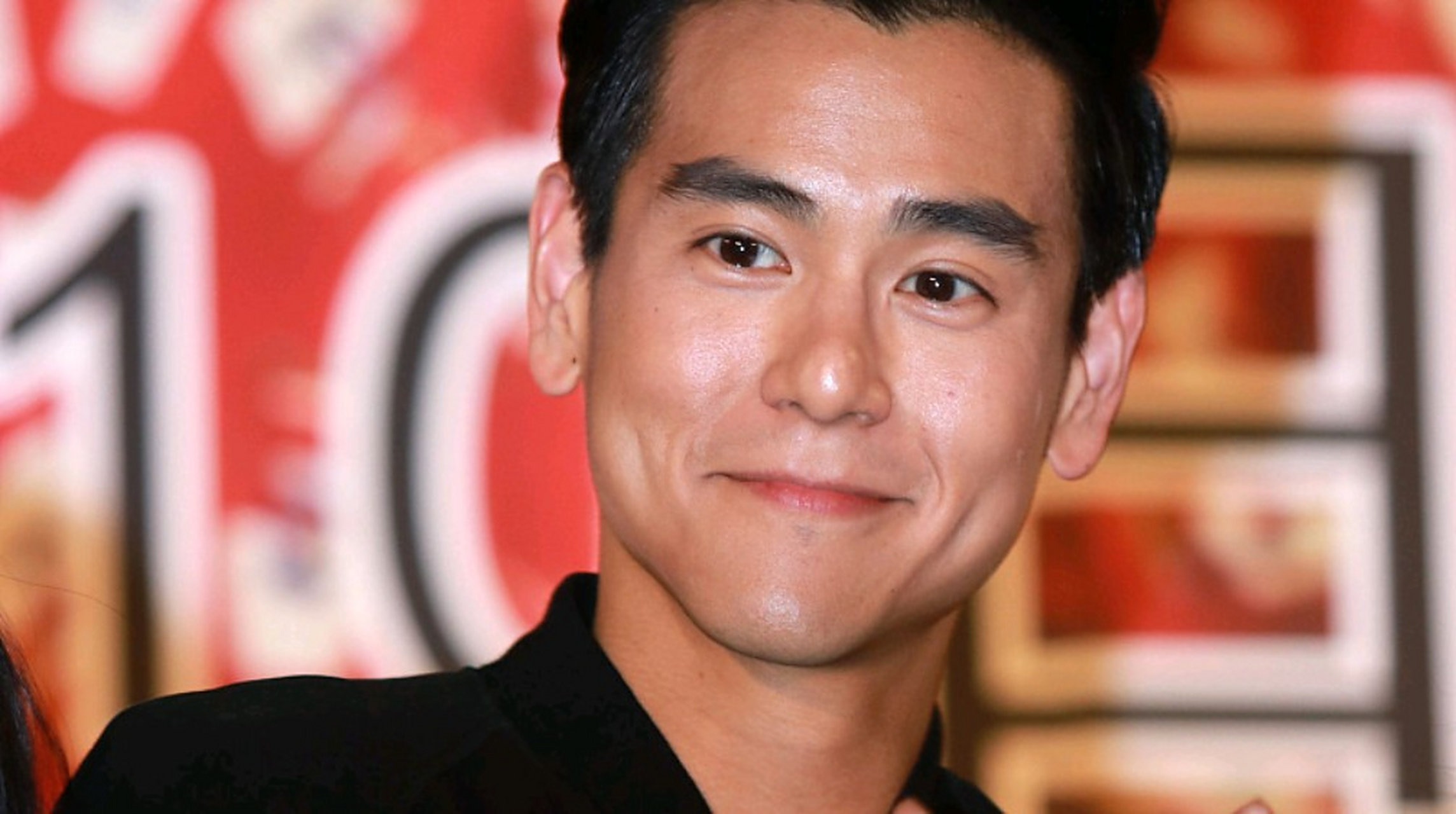 【彭于晏我想你了】 彭于晏独特的外貌吸引了无数粉丝的关注.坚毅而深