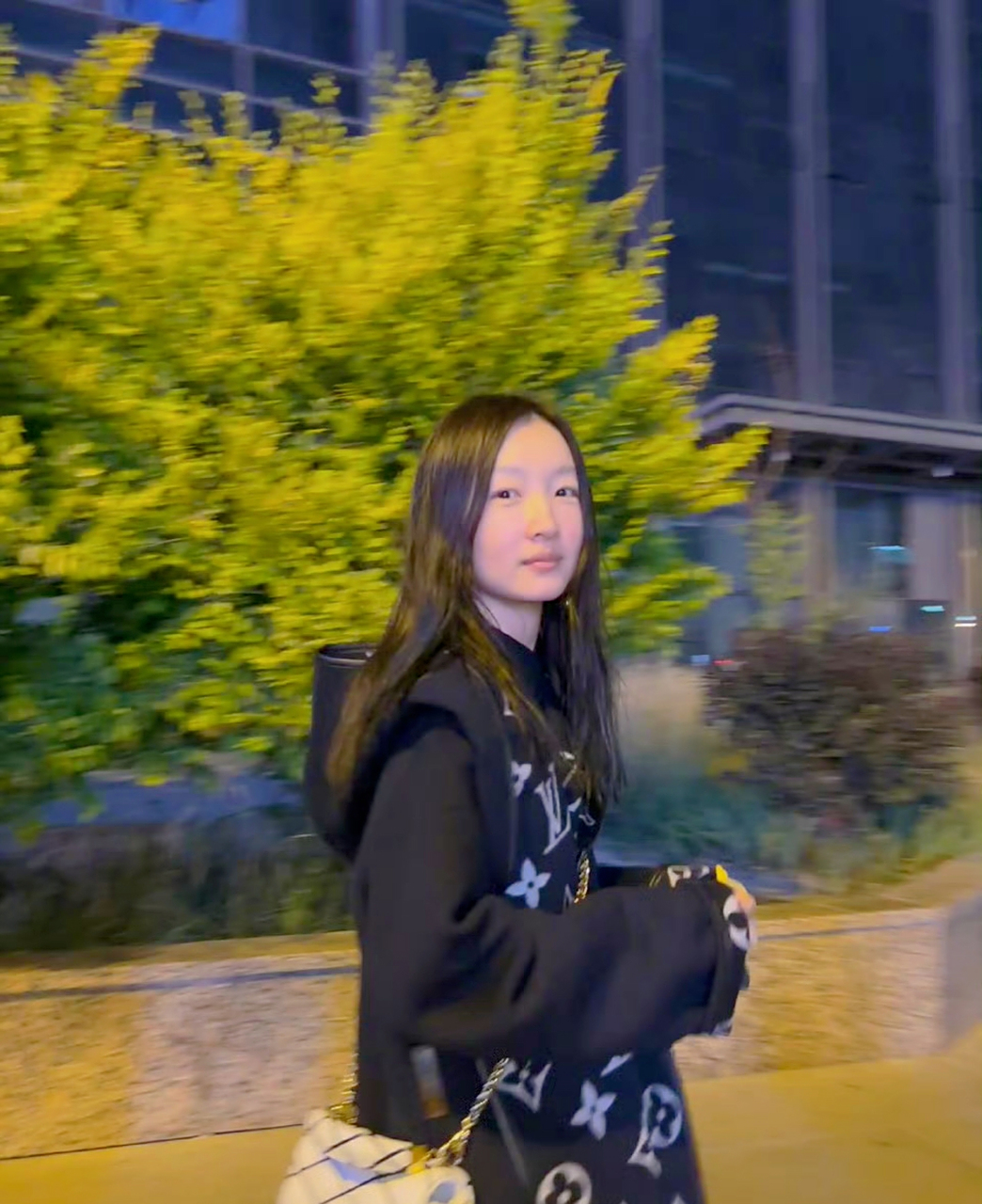 周冬雨问:"夏天穿大衣,打一个城市"? #周冬雨素颜生活照