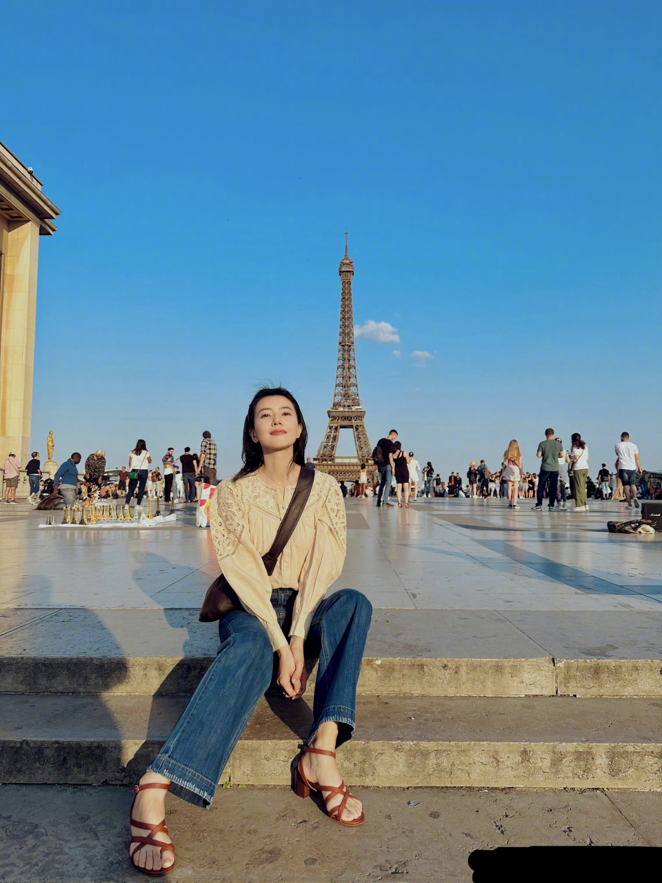 高圆圆巴黎照片,十年前个十年后,下颌线还是当初那个下颌线!