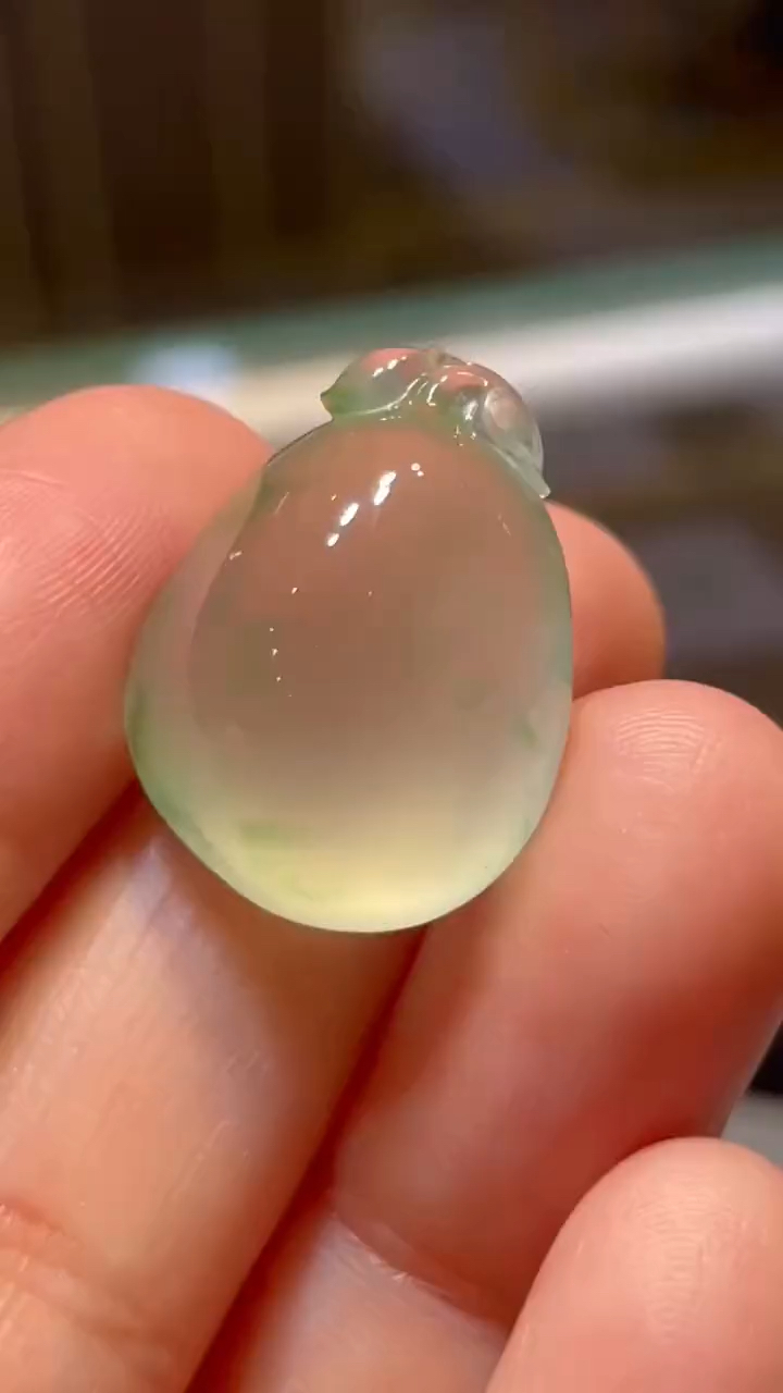 福气满满的翡翠桃子,刚刚送来的新货,师傅问我打孔还是镶嵌,这下难到