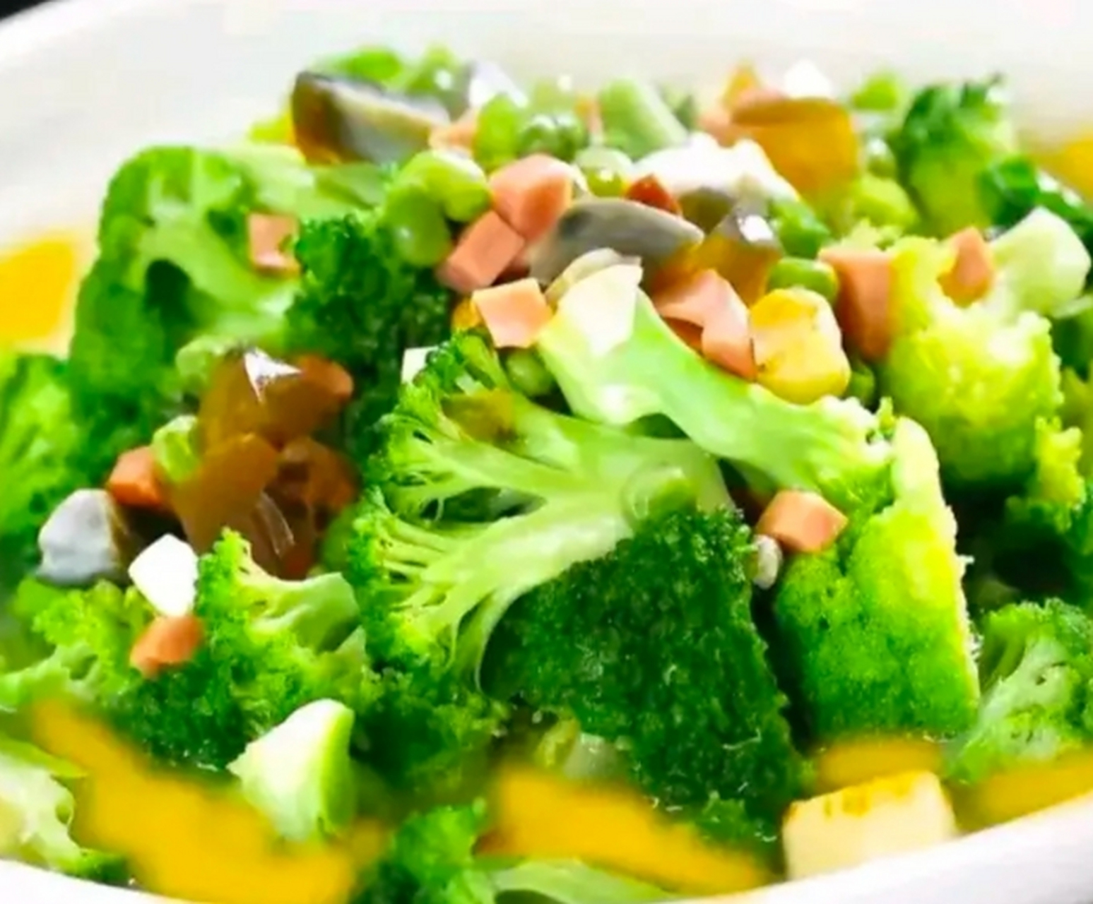 我的美食分享#  上汤西兰花  1,西兰花切成小朵,清洗干净后,加入恃挝