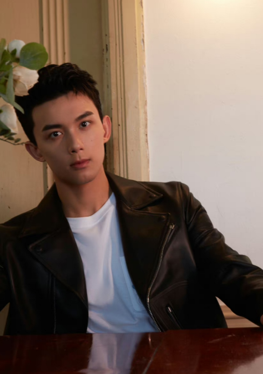 吴磊工作室晒磊子帅气营业照,男明星反季节穿皮衣也挺酷的,吴磊还在