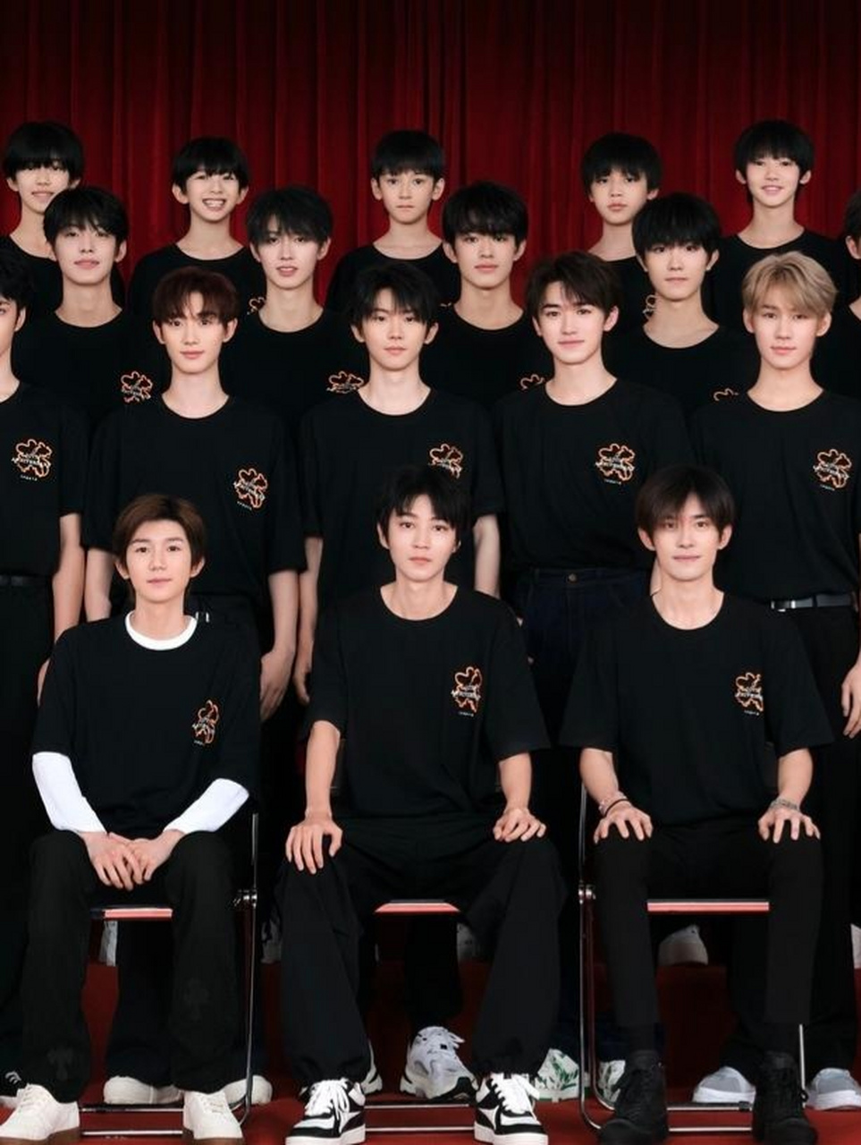 王俊凯在时代峰峻的全家福中依然是c位,身后全都是一个一个的小帅哥!