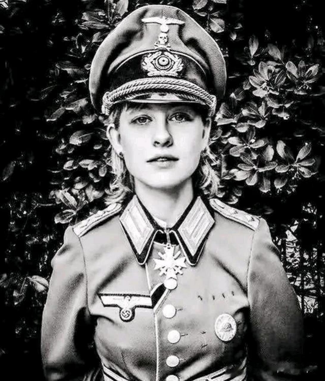 照片中是二战时期的德国女兵,她们并不会直接上一线战场,主要从事一些