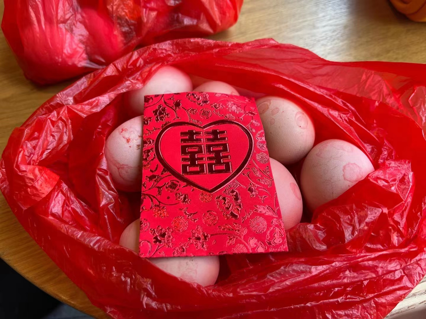 提着鸡蛋来参加朋友小孩的满月酒,礼轻情意重,祝福小宝宝,健健康康