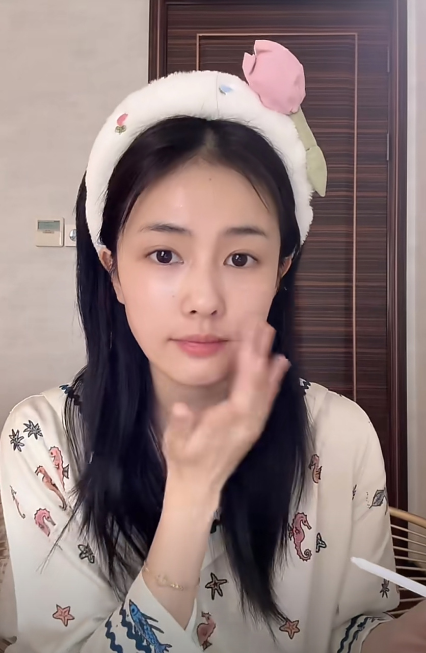 她拍古装剧的时候浓妆总是被说老气,其实白鹿的底子真不错,走清新路线