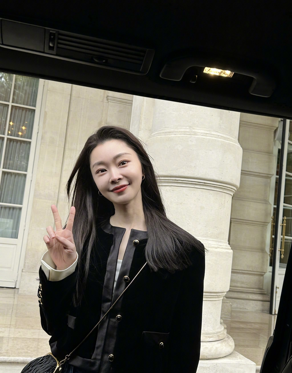 宋轶气质绝了# 宋轶黑色小香风外套77牛仔裤,人和衣服好适合呀