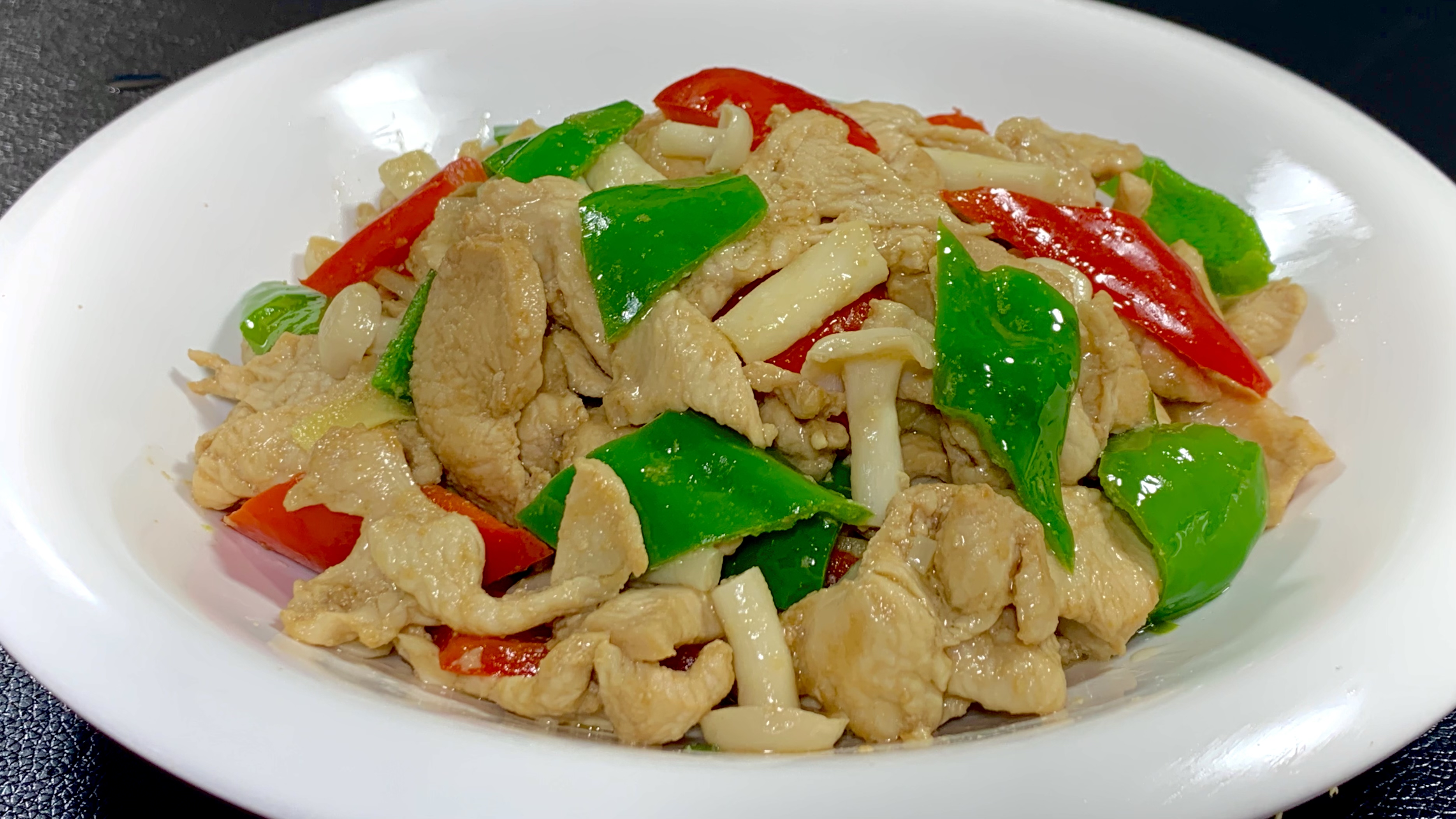 鸡胸肉怎样才好吃呢?老奶奶分享做法,不焯水,不过油,鲜嫩入味