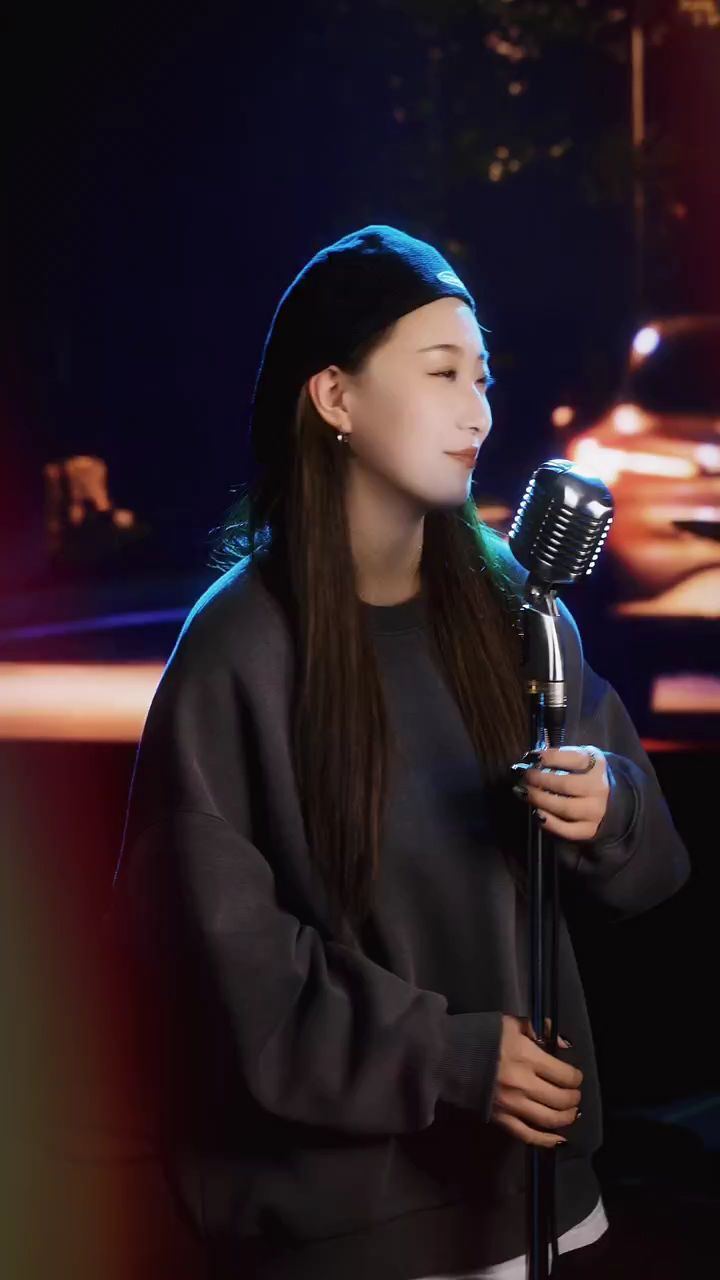 网红美女李雨婷深情演唱歌曲《在他乡》,人美歌甜超好听