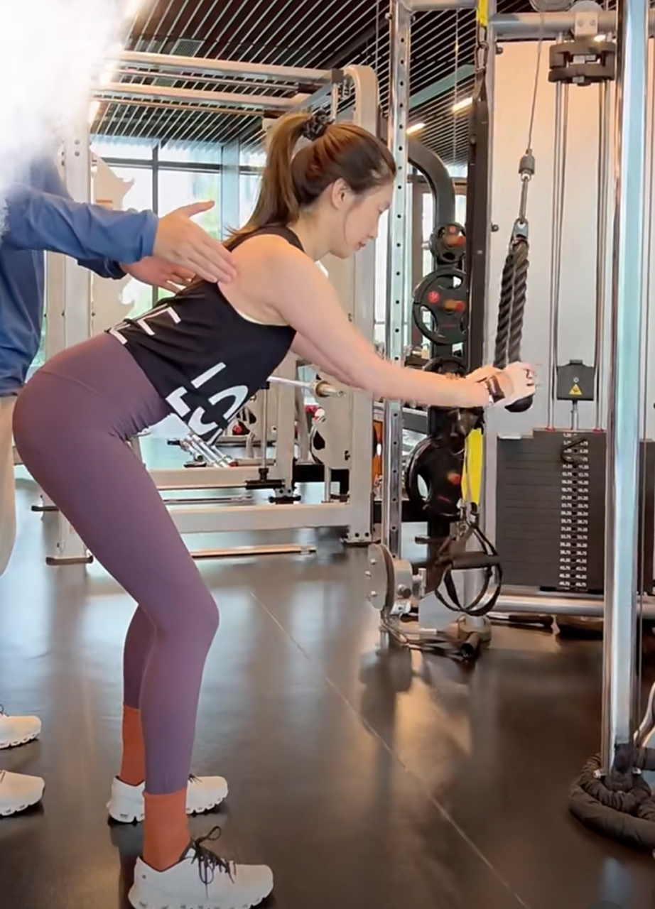 江疏影不去拍戏沉迷于健身,她连续晒出锻炼的日常片段,还请了专业人士