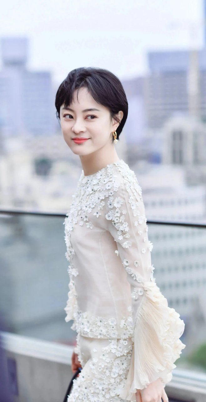 孙俪,这位备受瞩目的零绯闻女明星,以她在娱乐圈中的表现和生活方式