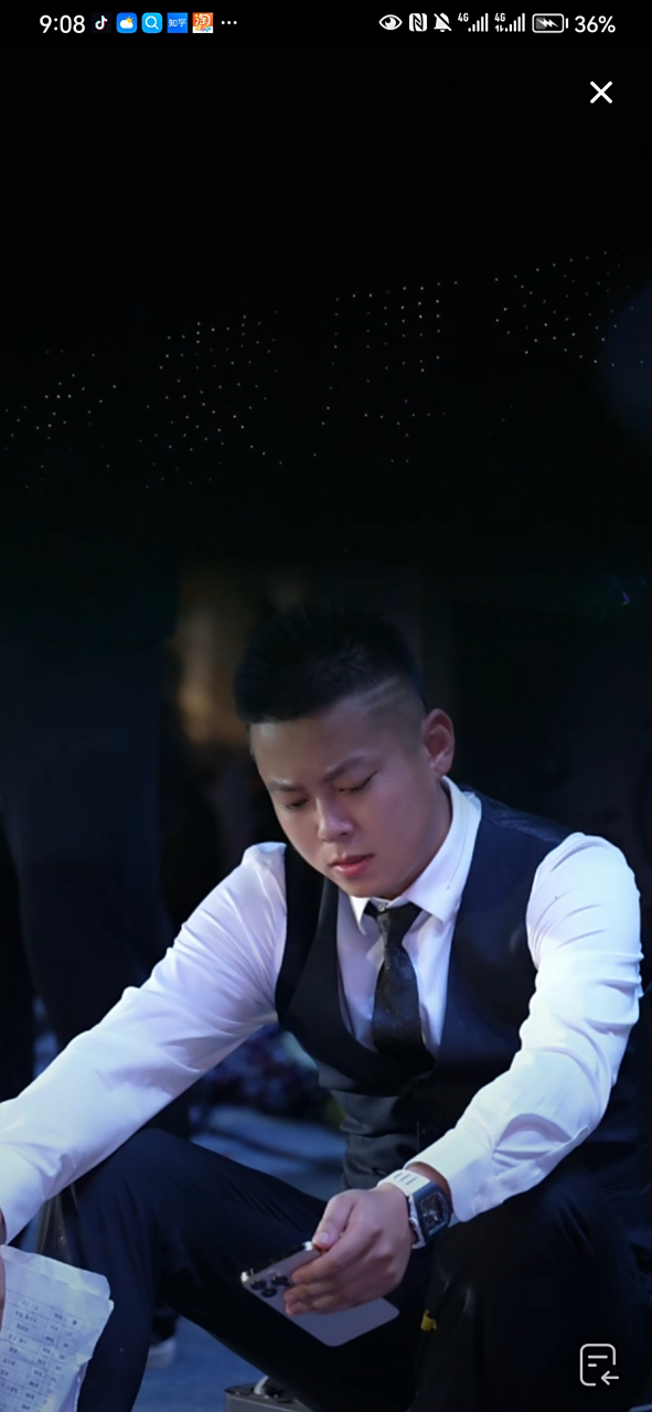 网红胜仔泪洒70万人直播间,胜仔在马鞍山举办粉丝节活动,平常不苟言笑