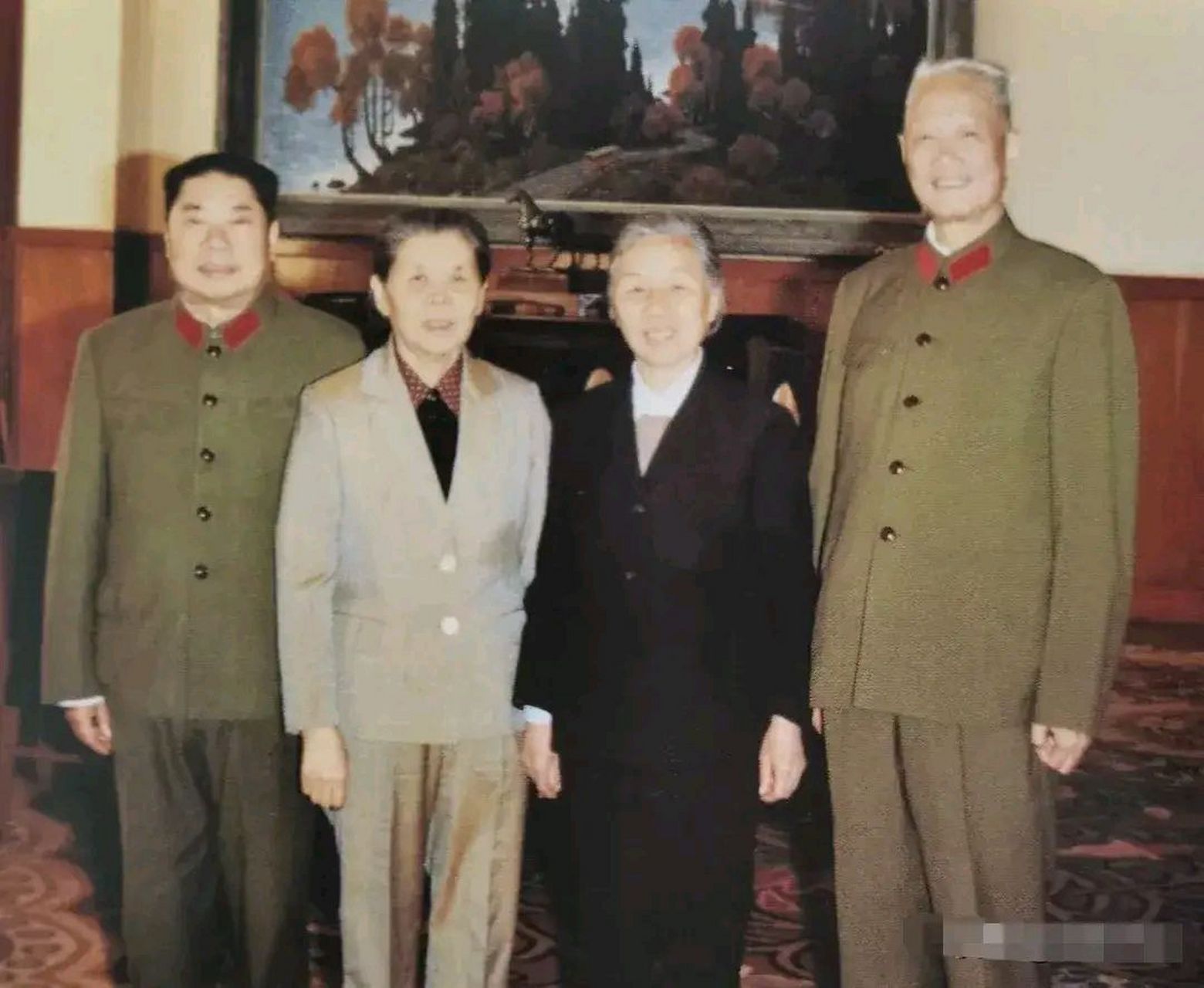 1982年,杨得志申戈军夫妇,张震马龄松夫妇,一张罕见的留影,从照片中