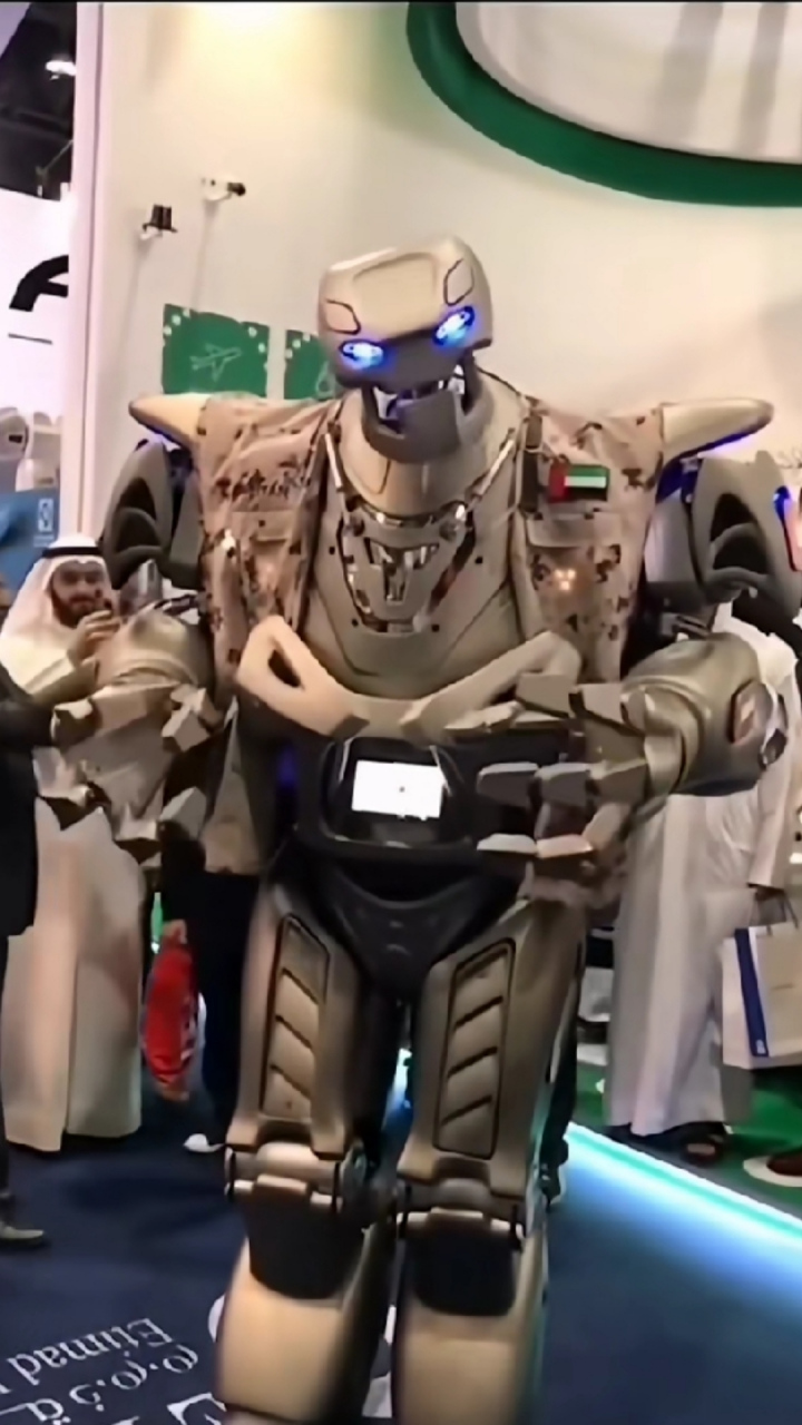 据介绍,这个机器人保镖会六国语言,安装有激光制狙击步枪,三挺加特林