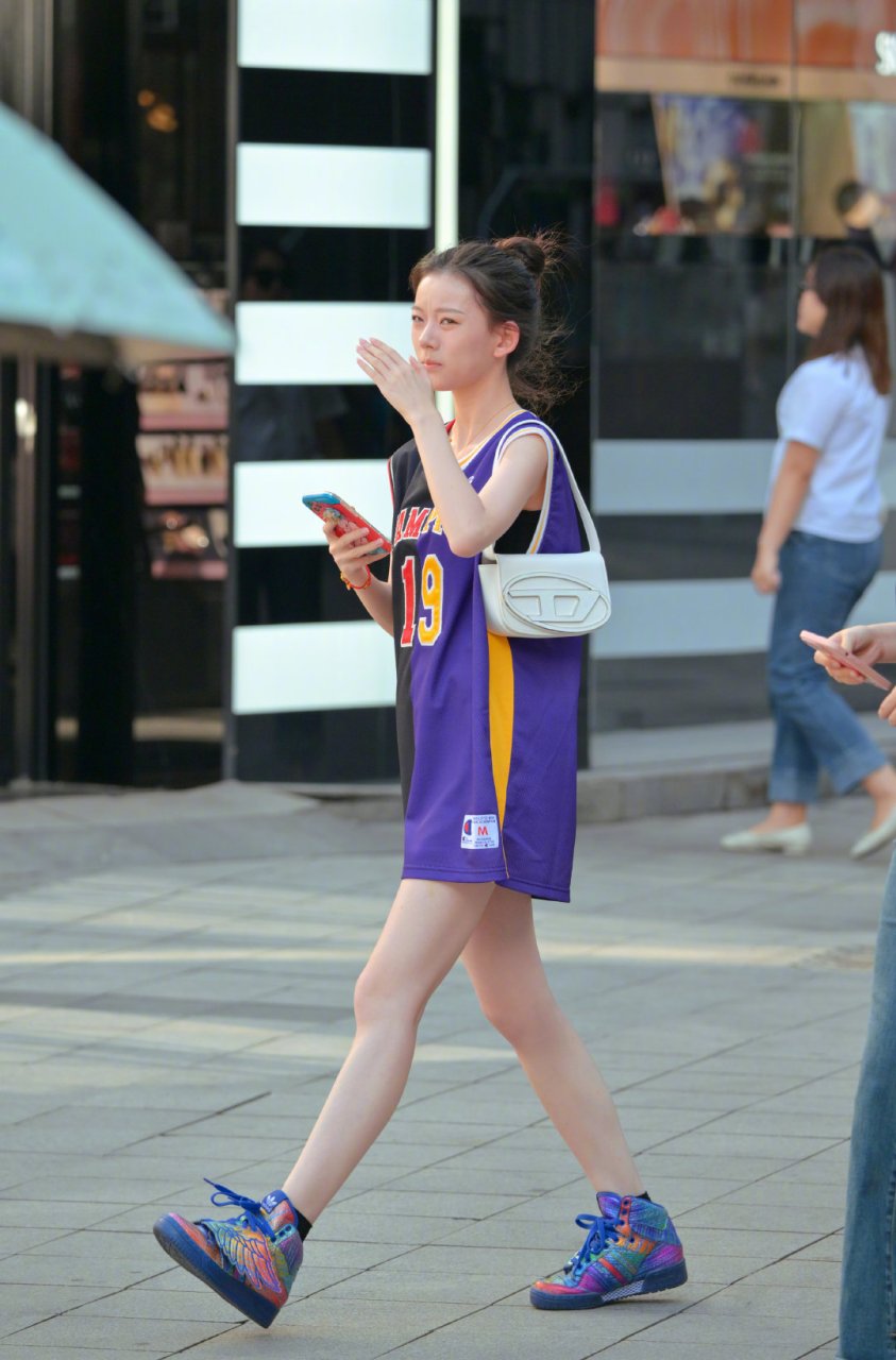 穿篮球服扎丸子头上街的女生,是你所喜欢的类型吗?
