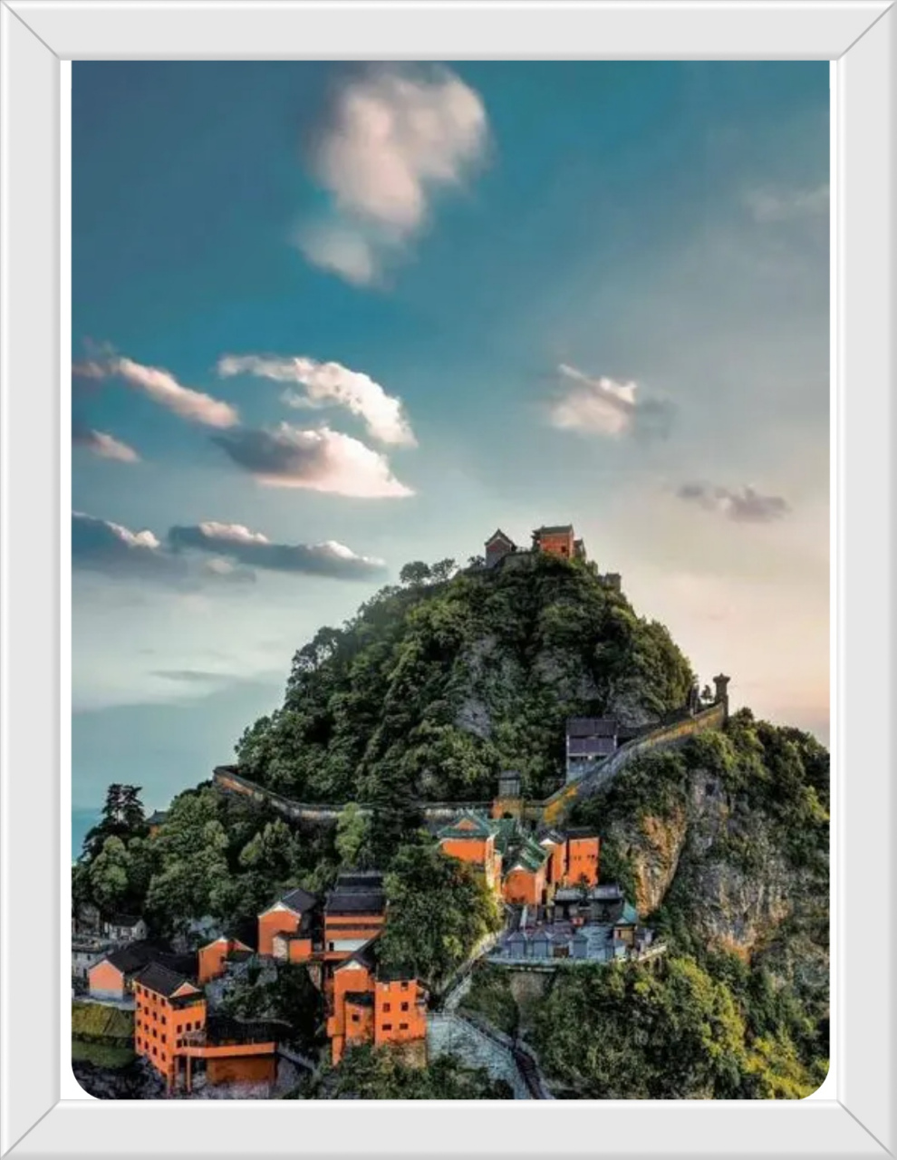 武当山旅游攻略 武当山位于湖北省十堰市,是中国道教的发源地和著名的