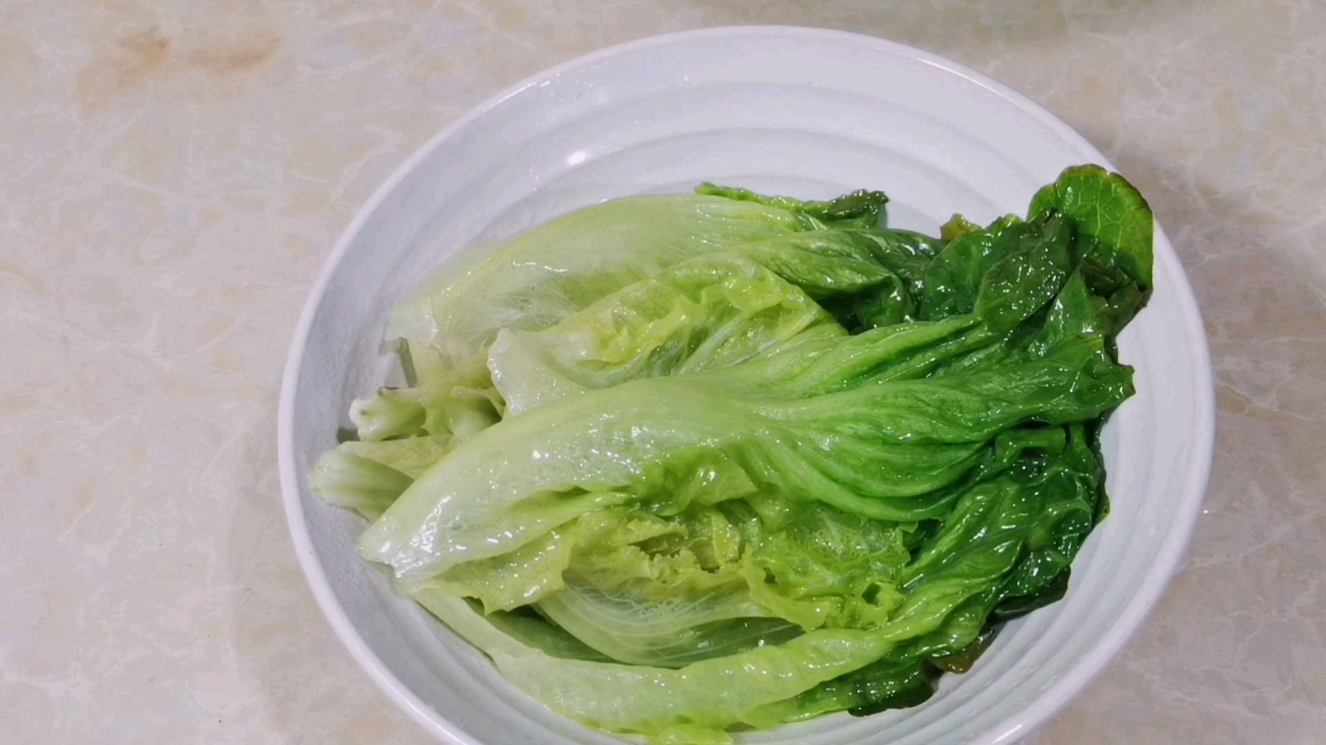 生菜焯水,再淋上蚝油汁,几分钟就搞定的一个开胃菜