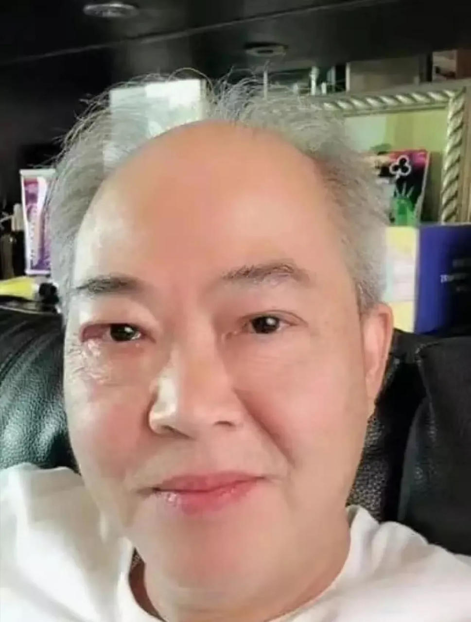 坏人真的是都会挂相的,看看这人面相多吓人,三角眼,眼神中透着邪恶.