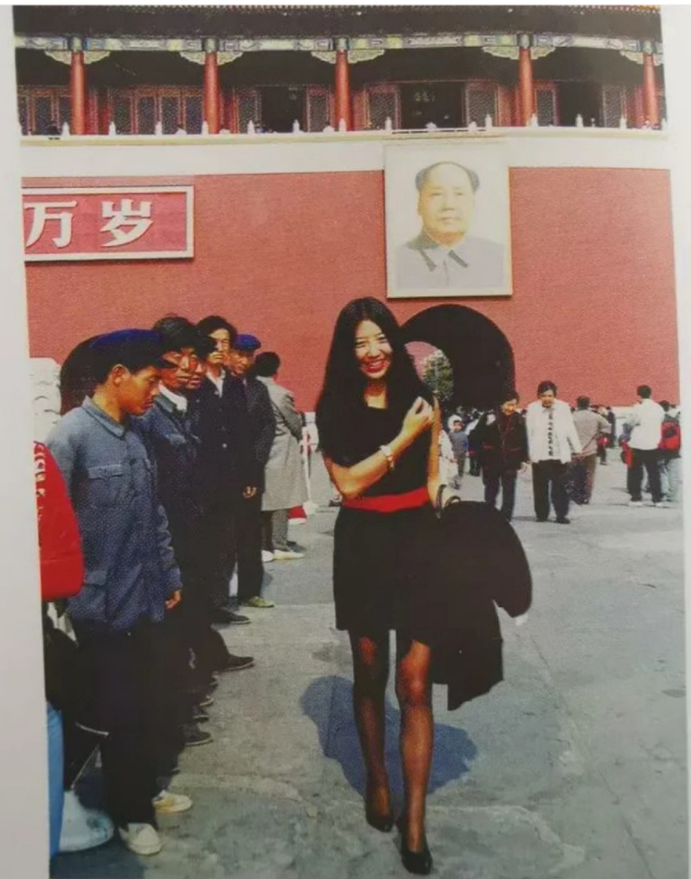 历史老照片,二十世纪八十年代末的北京,年轻时的杨二车娜姆穿着一身