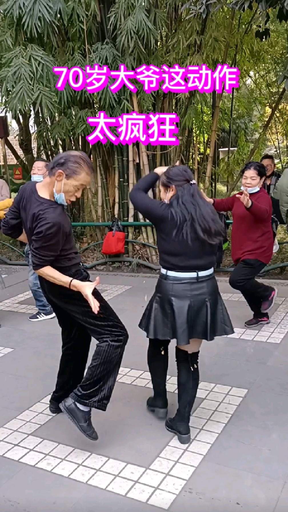 实拍成都70岁大爷和美女跳广场舞这动作简直太妖娆了大妈看了都特别