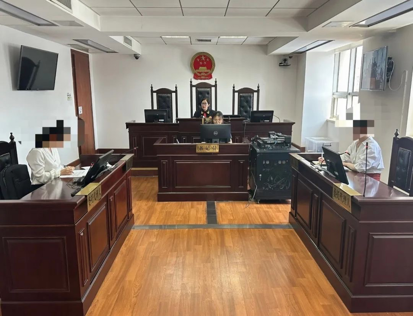 杨某是一名单身母亲,此前名下有一套位于北京东城区的房子.