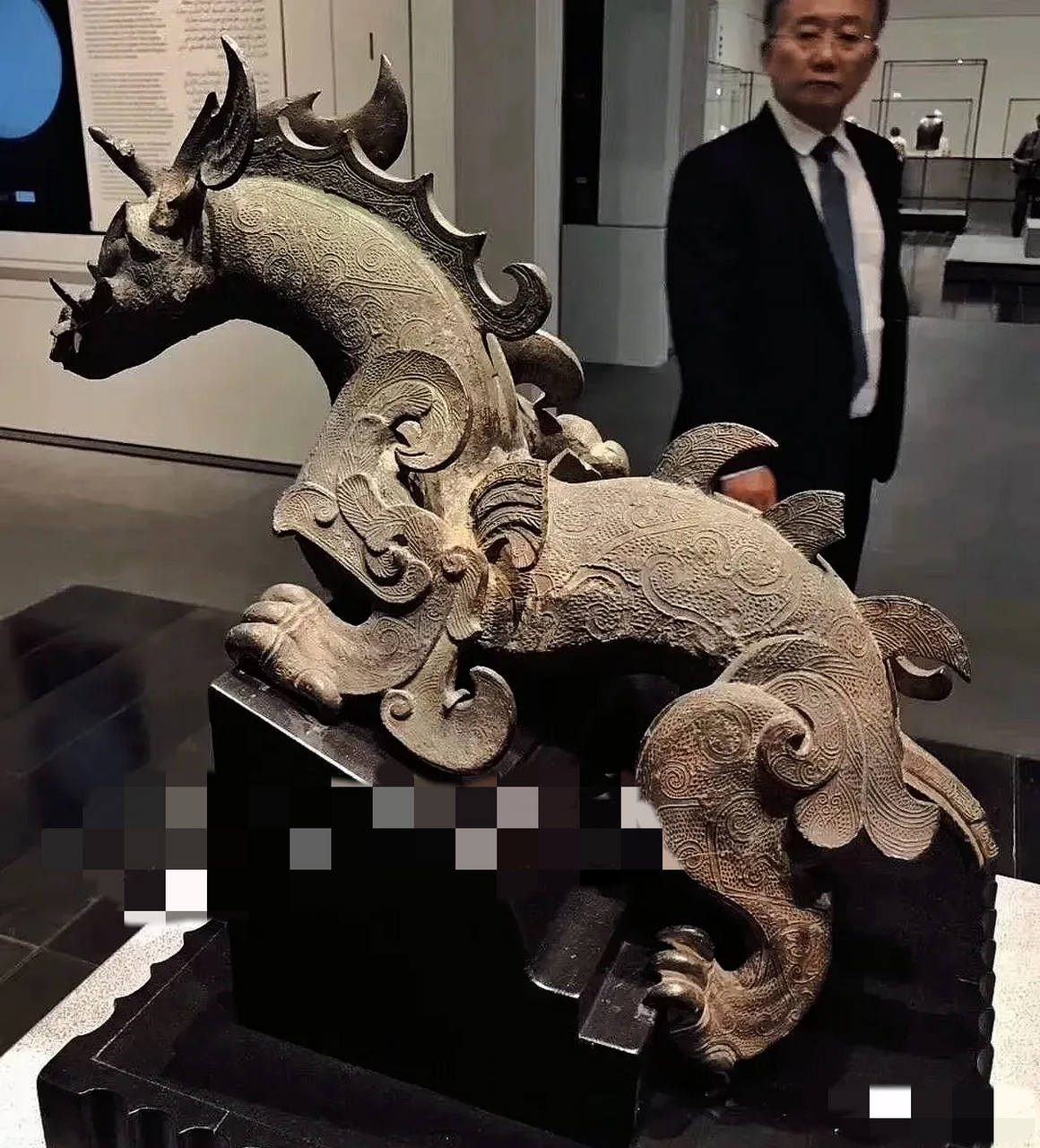 卢浮宫的战国青铜巨龙 阿布扎比卢浮宫收藏的青铜巨龙,是1914年由河北