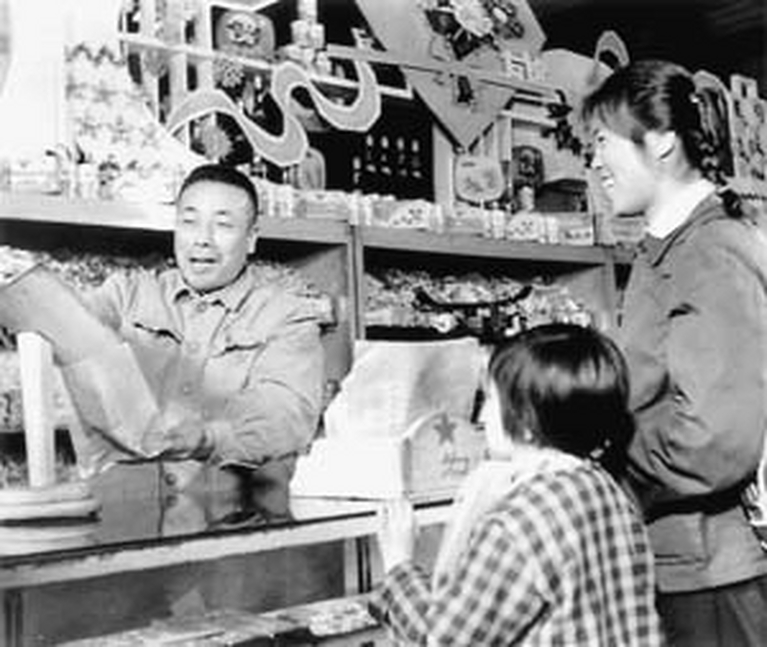 1955年,北京百货大楼的的售货员张秉贵,凭借着称糖果"一抓准"的本事