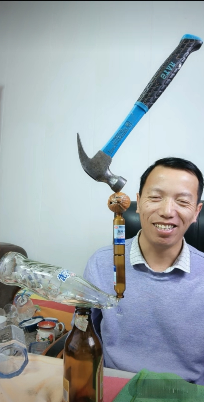 这位平衡术大师感觉很厉害的样子,他能用茶杯,核桃,钳子,啤酒瓶甚至
