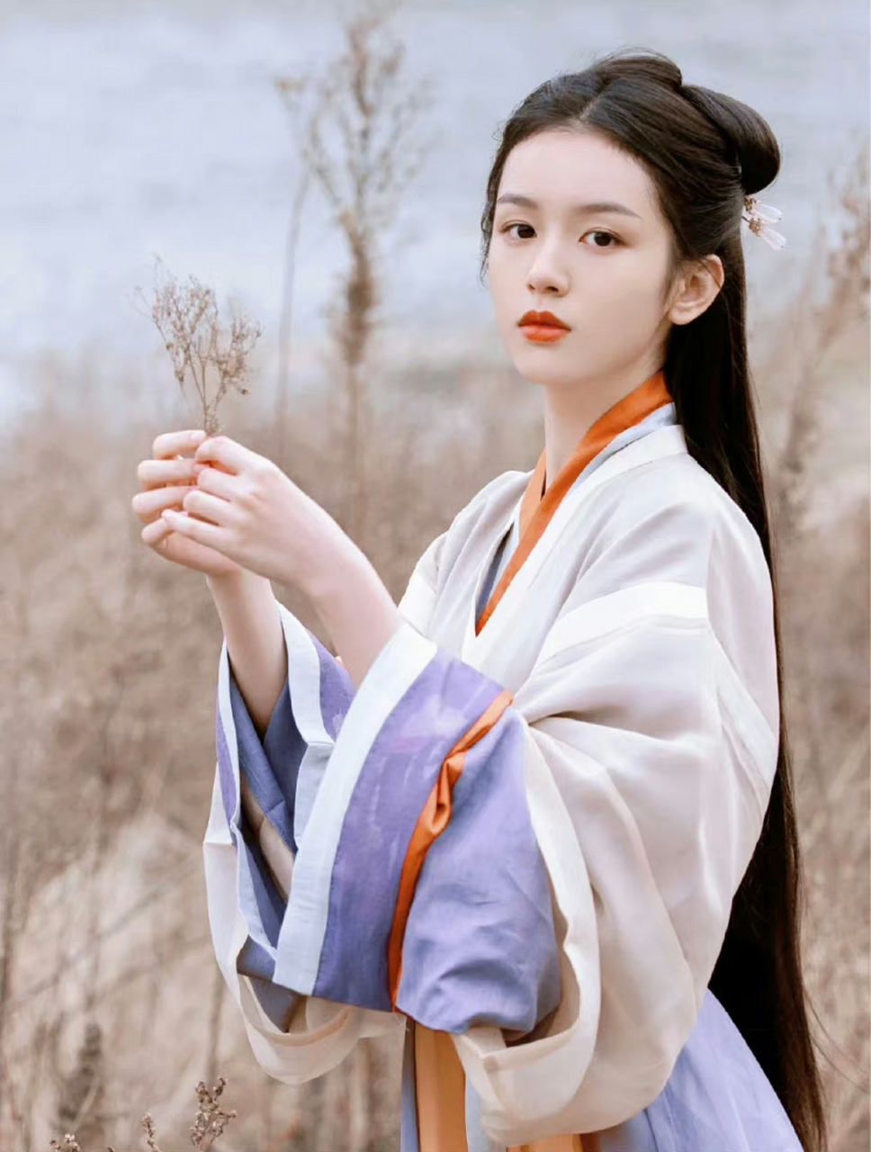 周也古装好美,撑伞抬眸真的好有氛围感,今天也是被也子的脸霸凌的一天