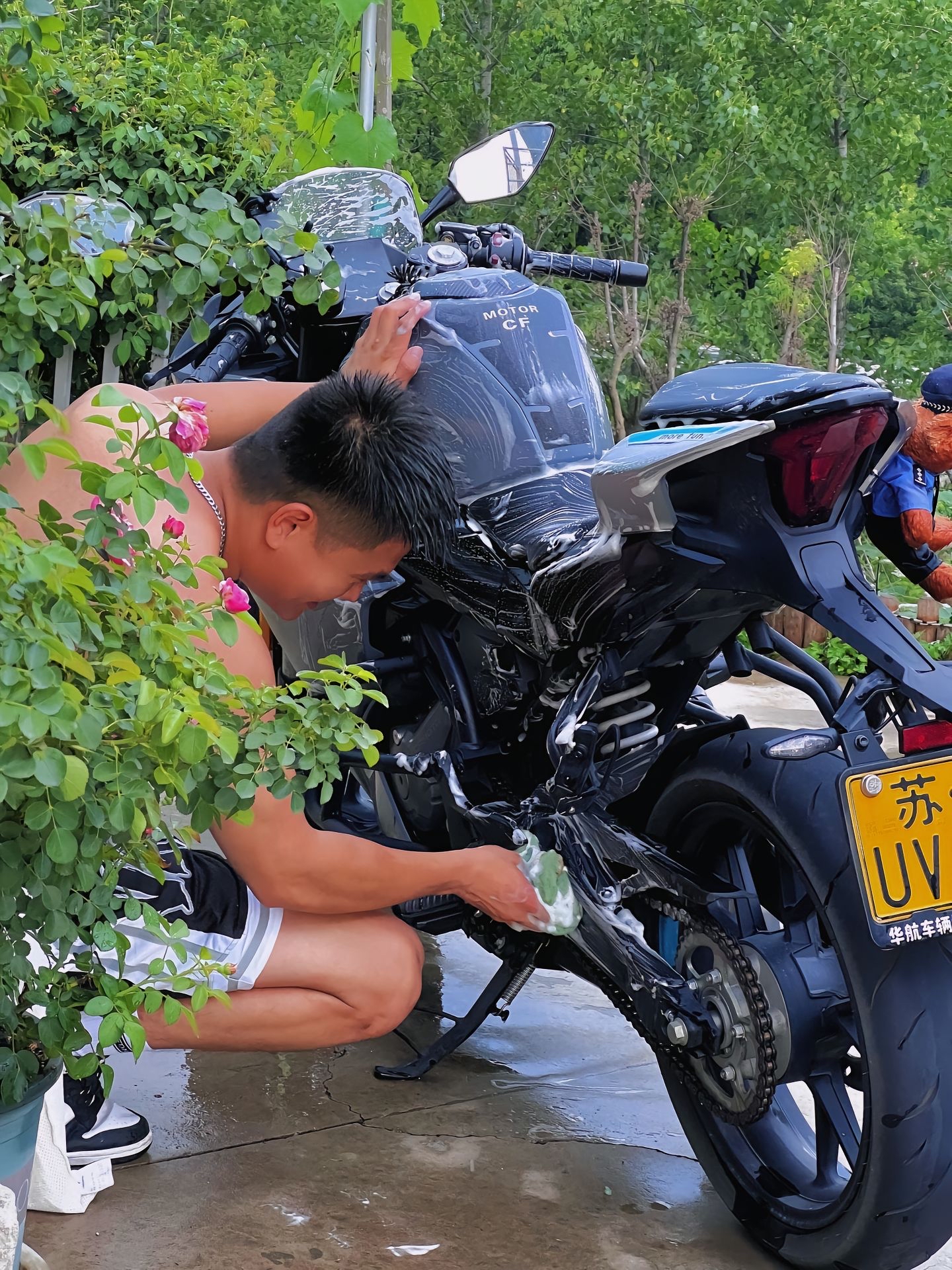 抓拍洗车的肌肉帅哥,小麦色肌肤很有男人味呢!