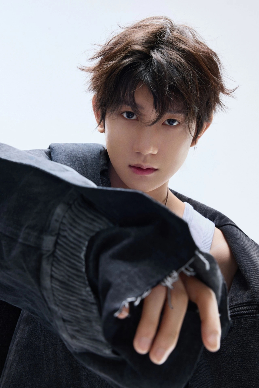 王源的演唱会正在火热的进行中,从现场氛围来看属于偶像和粉丝的双重