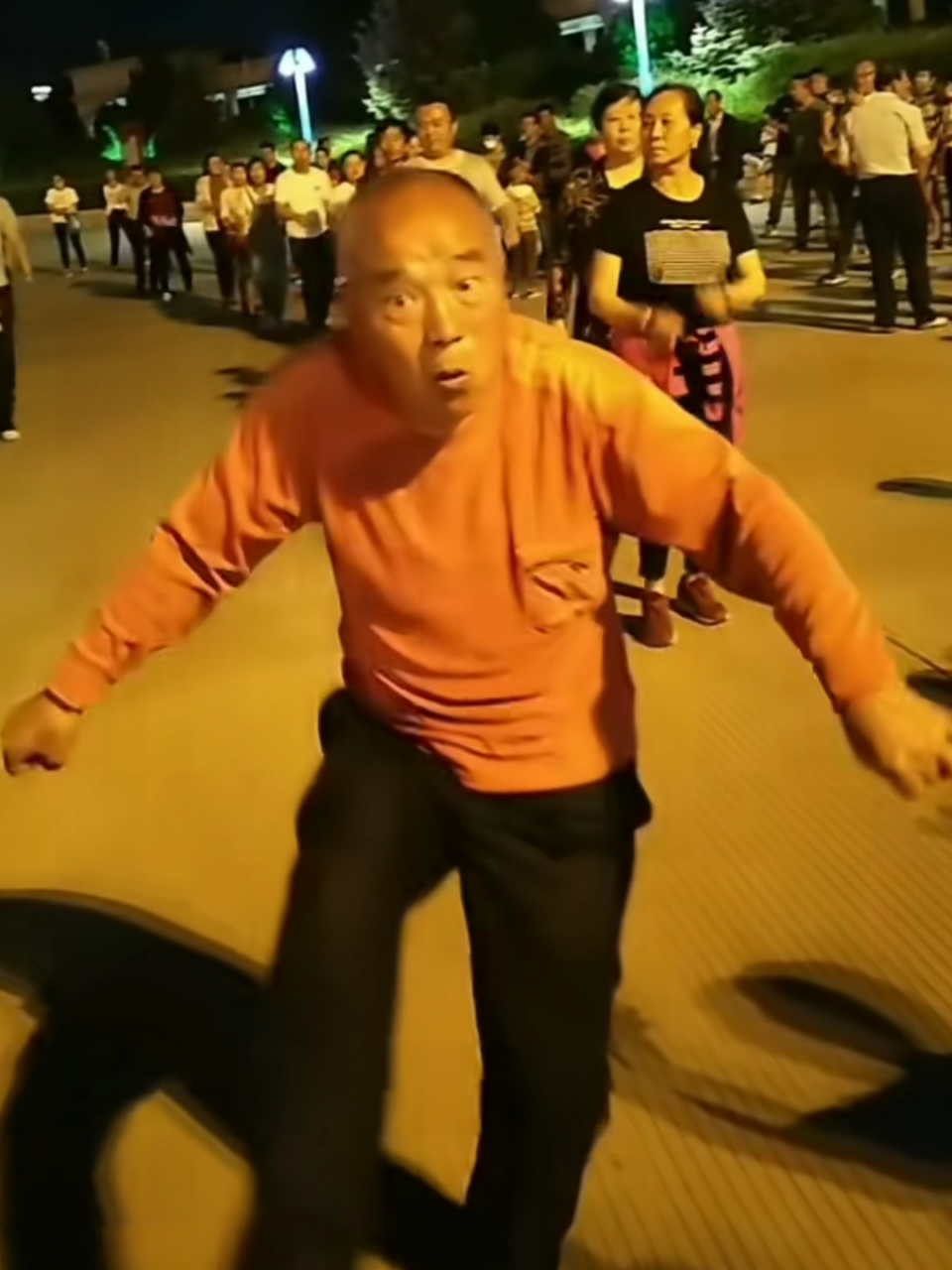 近日,有网友在广东拍下了十分有趣的一幕,一名七旬大爷爱上广场舞