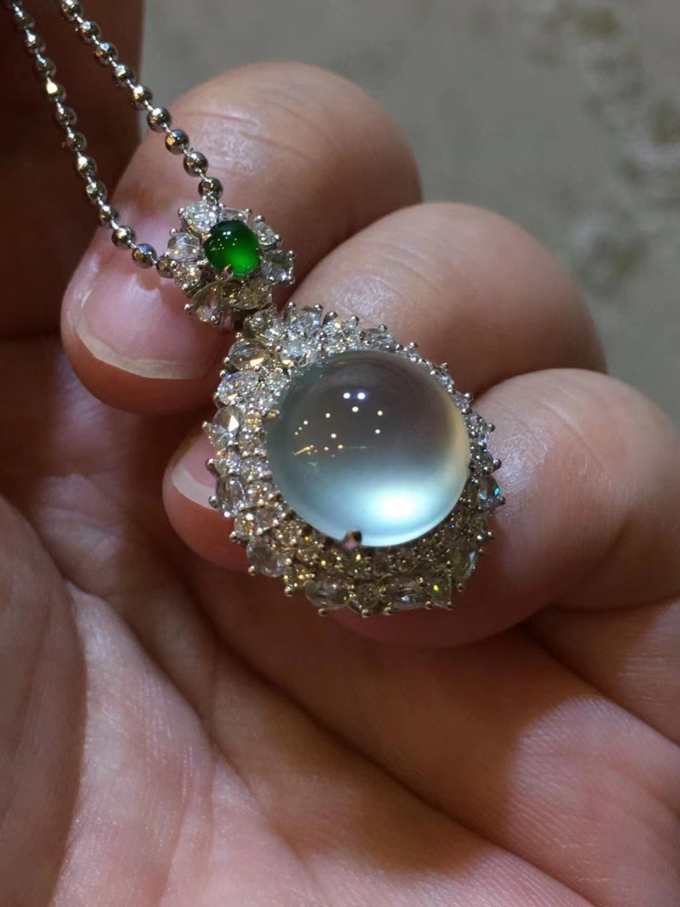 高冰起光鸽子蛋吊坠,新鲜出炉,超美,18k白金豪华镶嵌大钻石,形体超