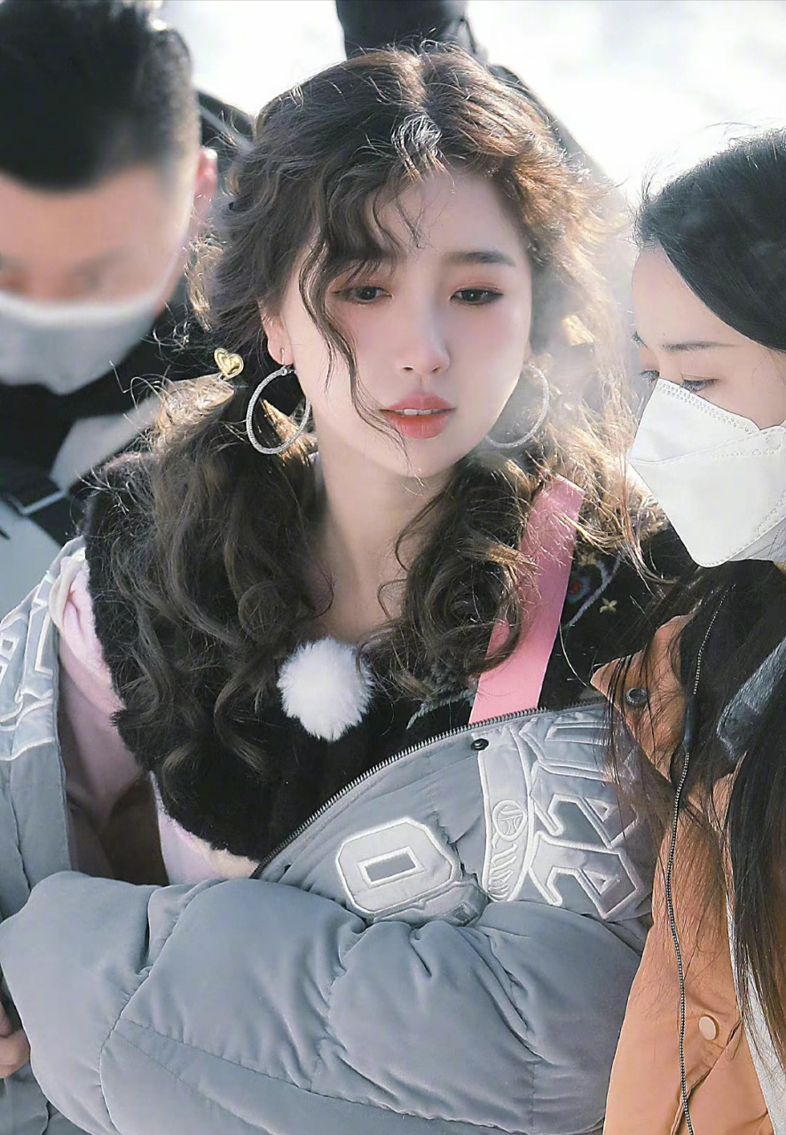 女明星们的羊毛卷,意外的是虞书欣最好看,甜甜嗲嗲的