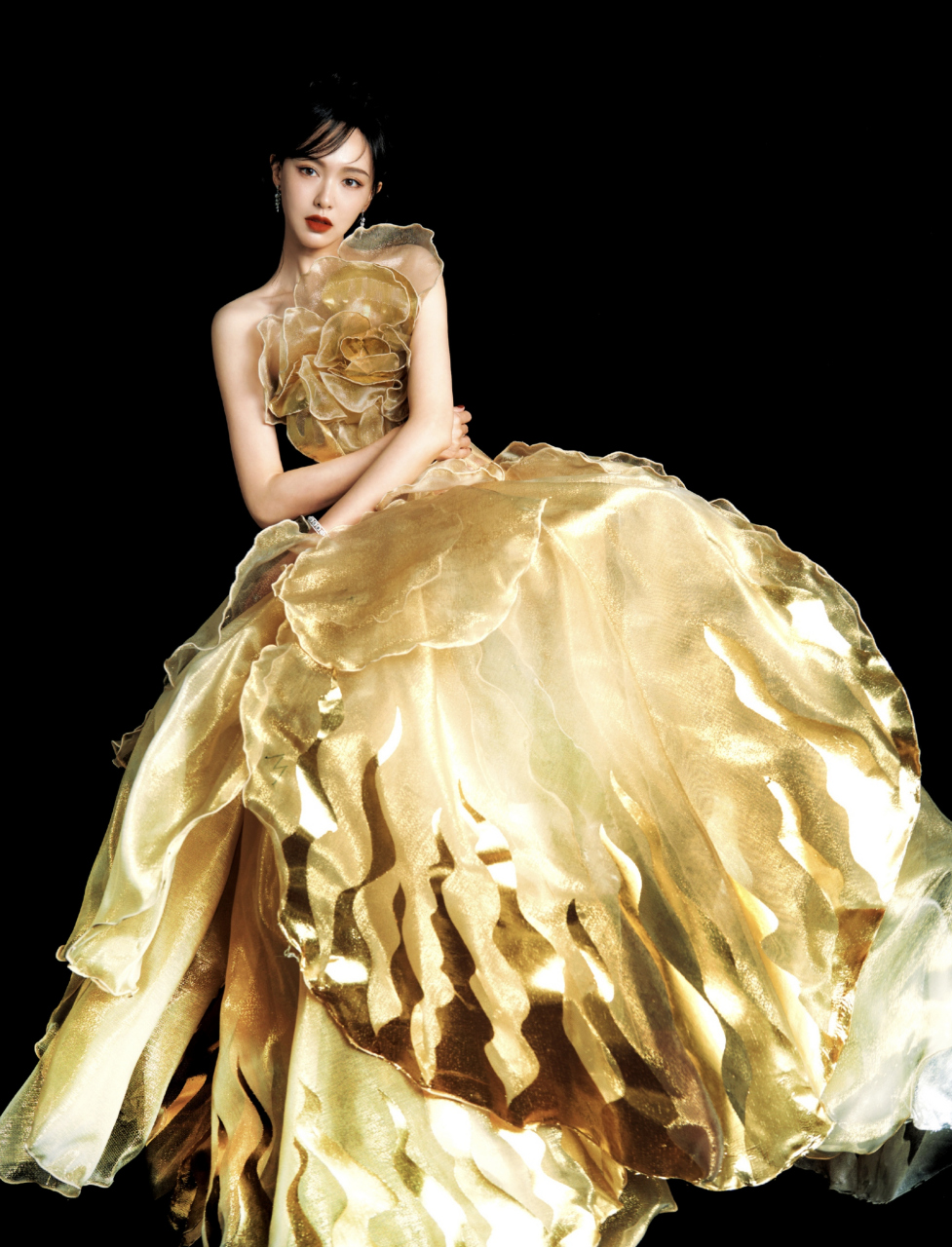 唐嫣星光大赏红毯造型美得太突出了,一袭鎏金繁花公主裙,连裙摆都是