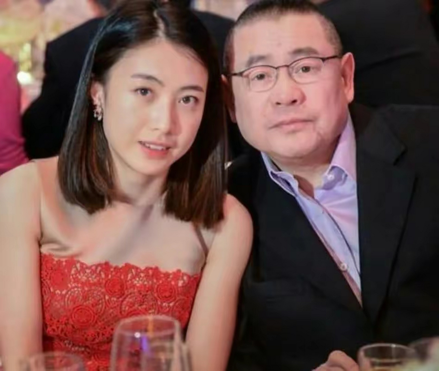 借40亿许家印不收利息,妻子出门5个保镖,他才是香港隐形富豪?