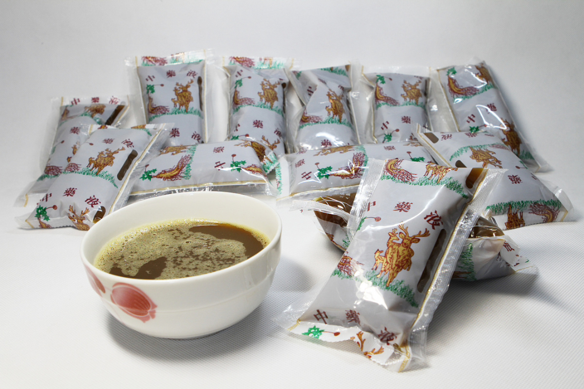 近来发现一个问题:医院代煎的中药和自己在家煎的中药是不一样的.我母