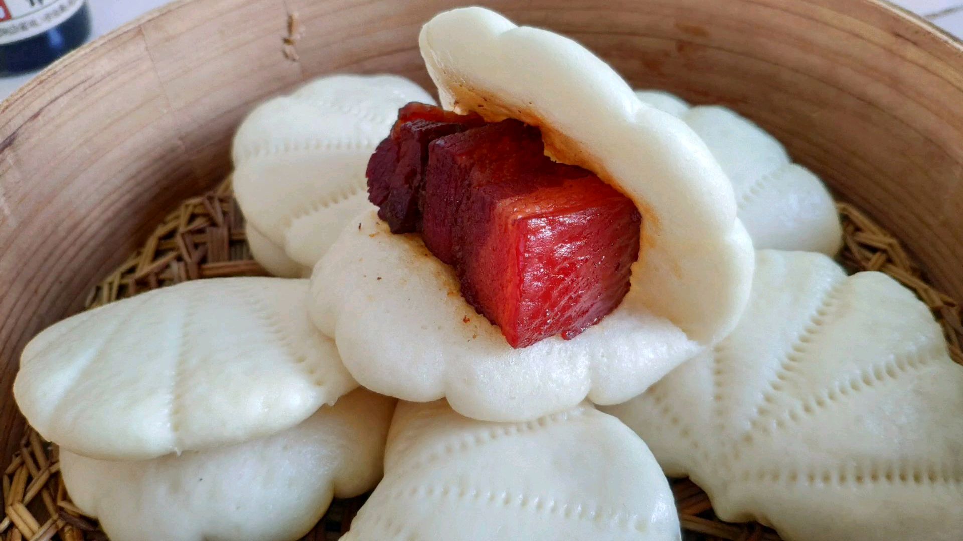 漂亮的荷叶饼夹夹上软糯适口的红烧肉，好吃不腻口