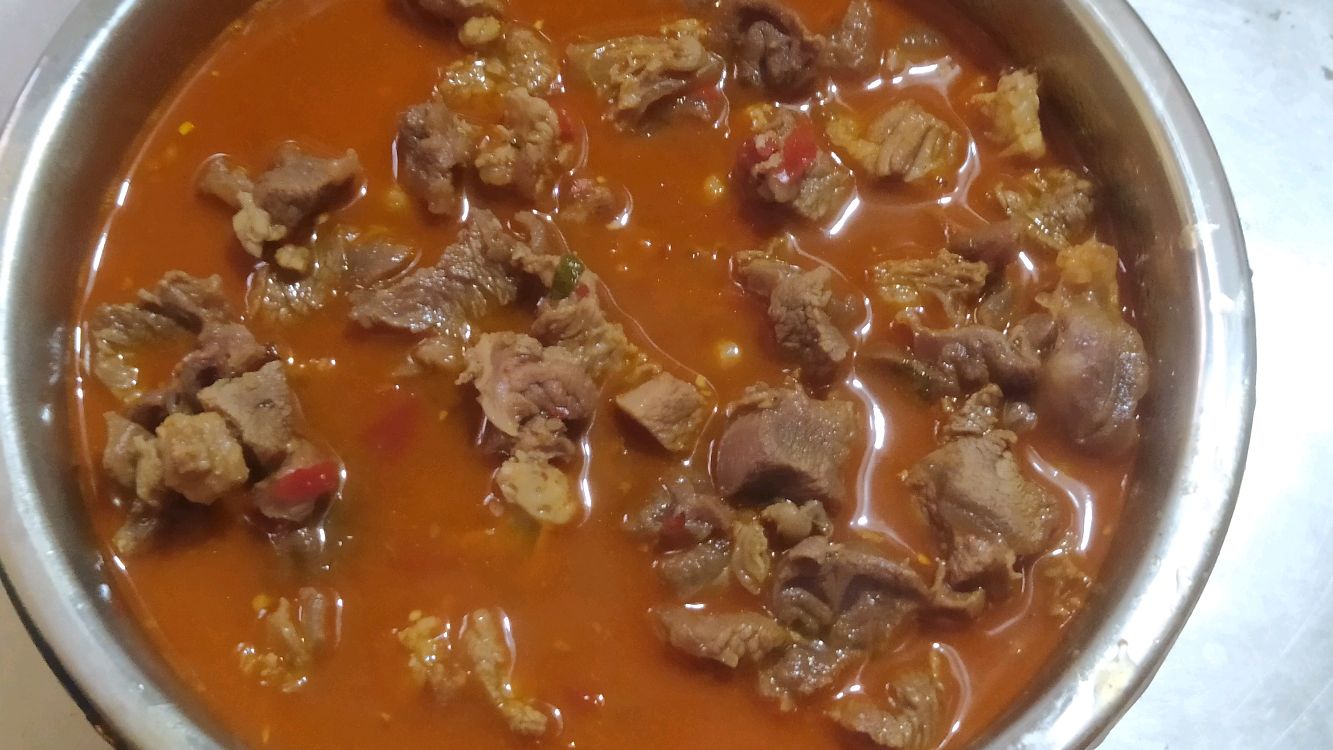 花150元买的牛腱肉,切大块用铁锅里面炖,做出来肉质松软汤汁浓郁