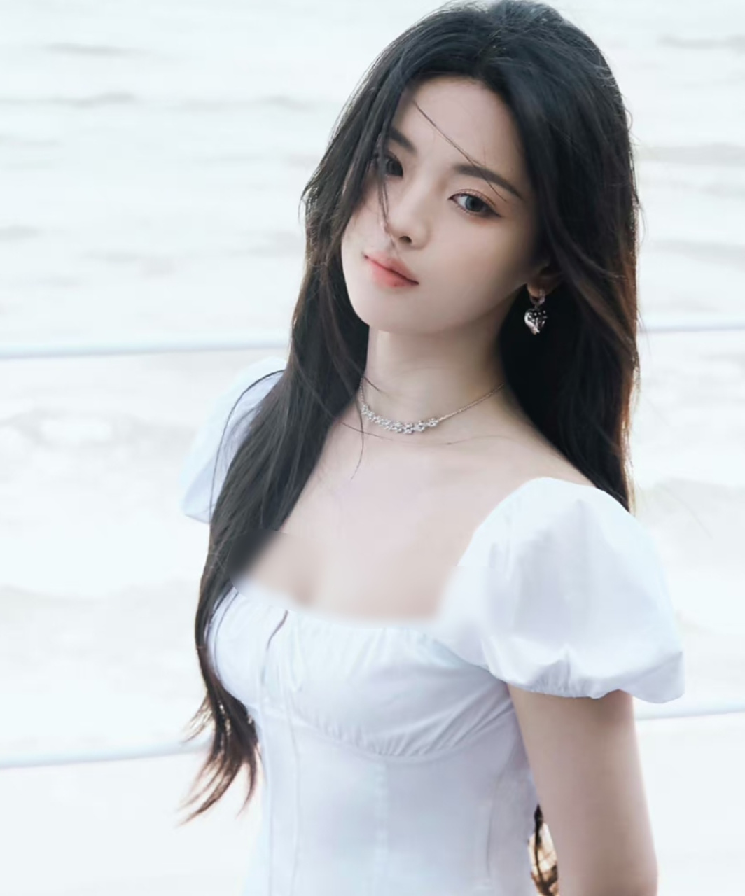 杨超越去阿那亚录节目,在海边拍营业照氛围浪漫唯美,她穿着白色泡泡袖