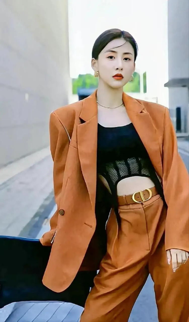 一组贾青桔黄色职业女性套装展示!里面配黑色内衣同样颜色搭配长裤!