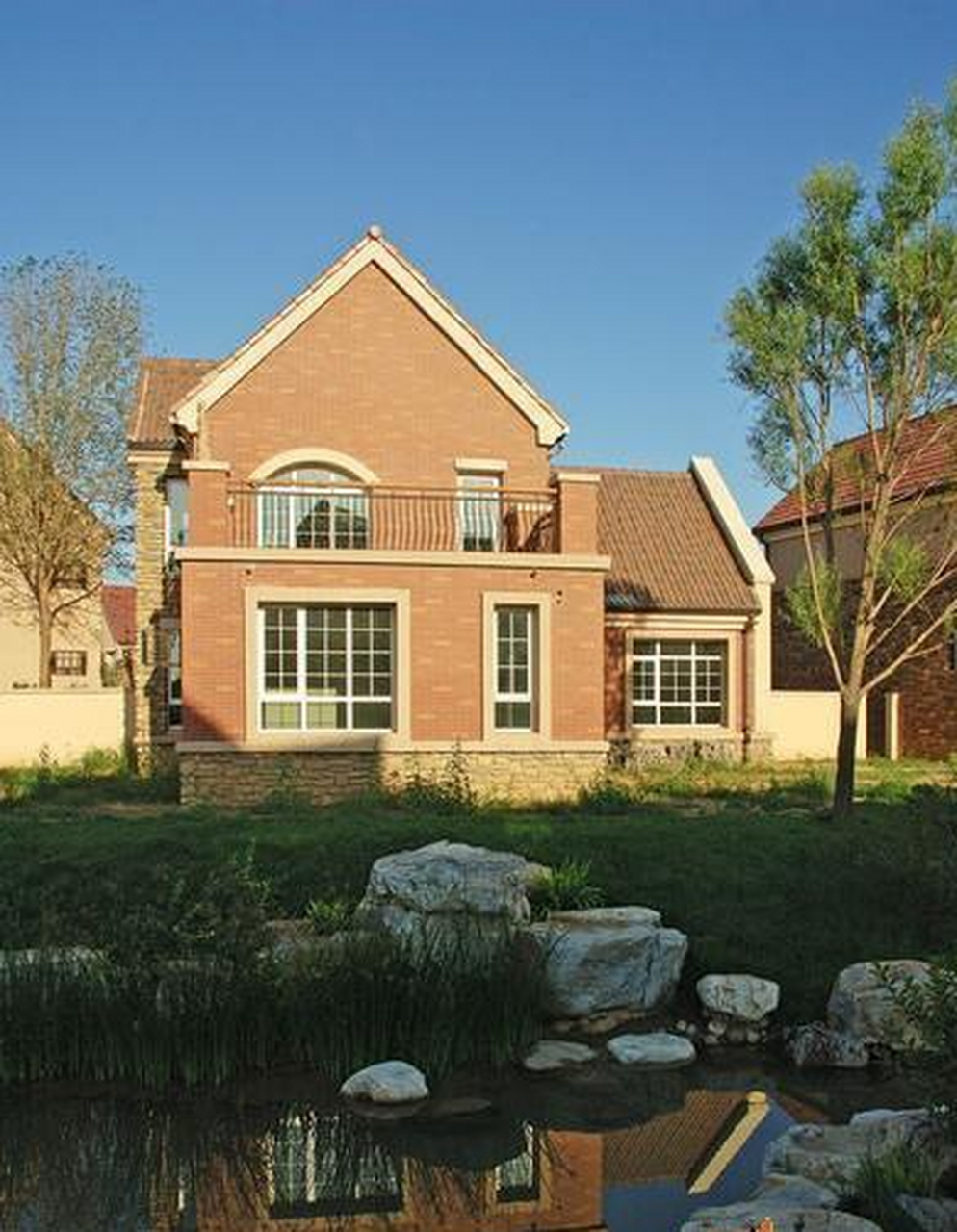 河北涿州一小区内有多位居民被困房屋内,截止7月31日22时,水已经到一