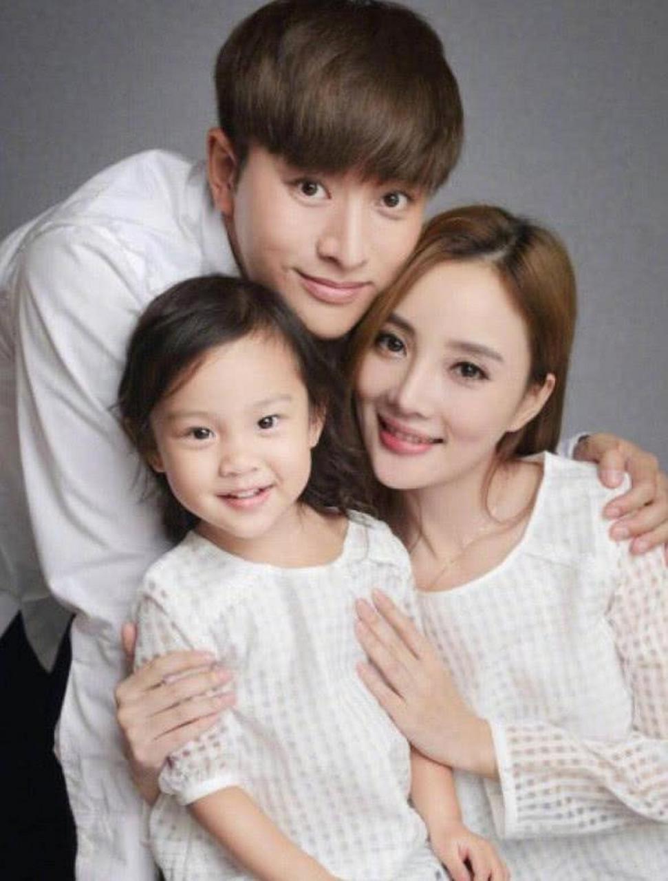 李小璐贾乃亮同框二人因为女儿选择复婚李小璐出轨一事现在也已经过去