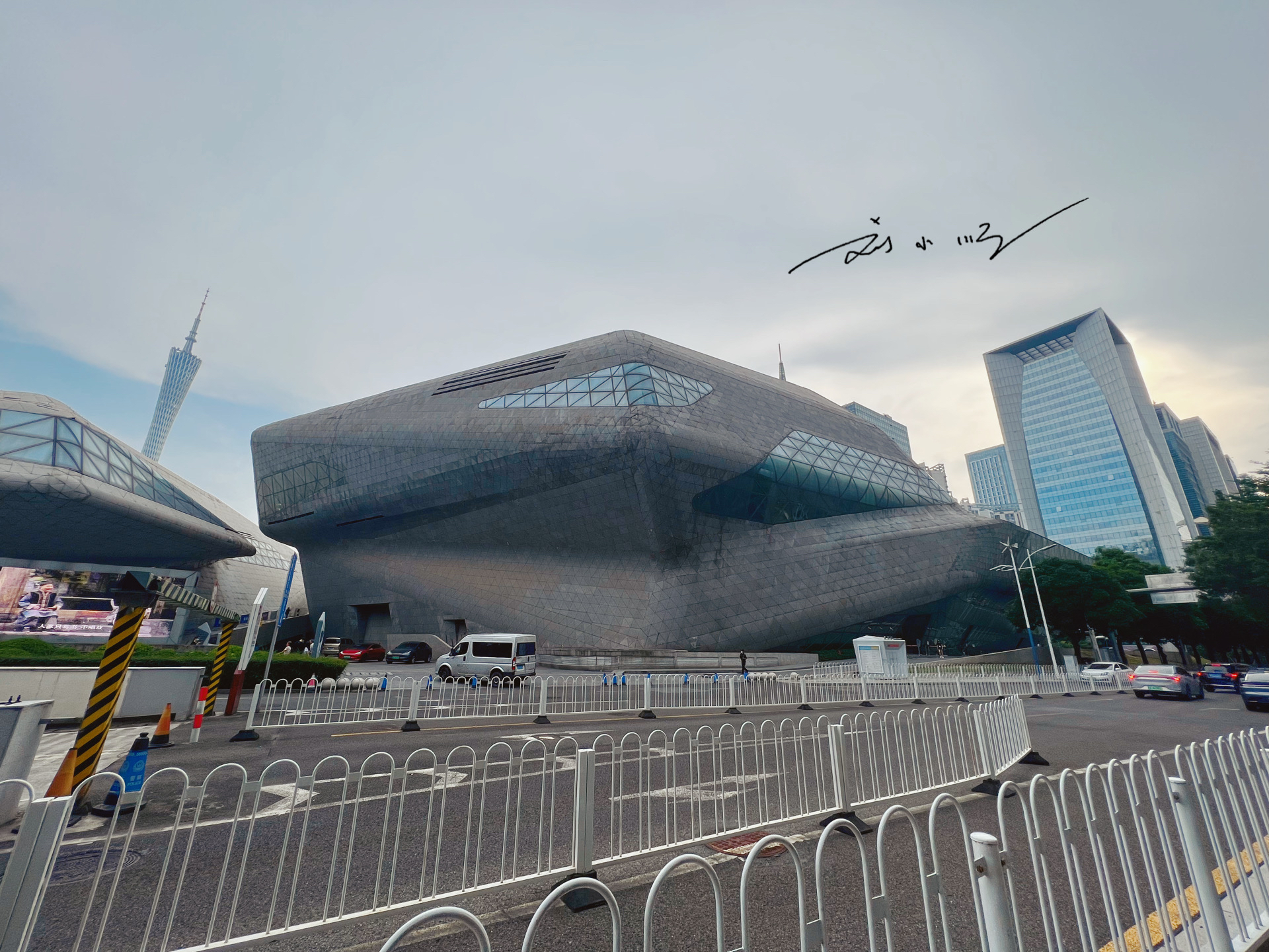 实拍"广州大剧院,建筑外形像巨石,已经成为珠江新城重要地标